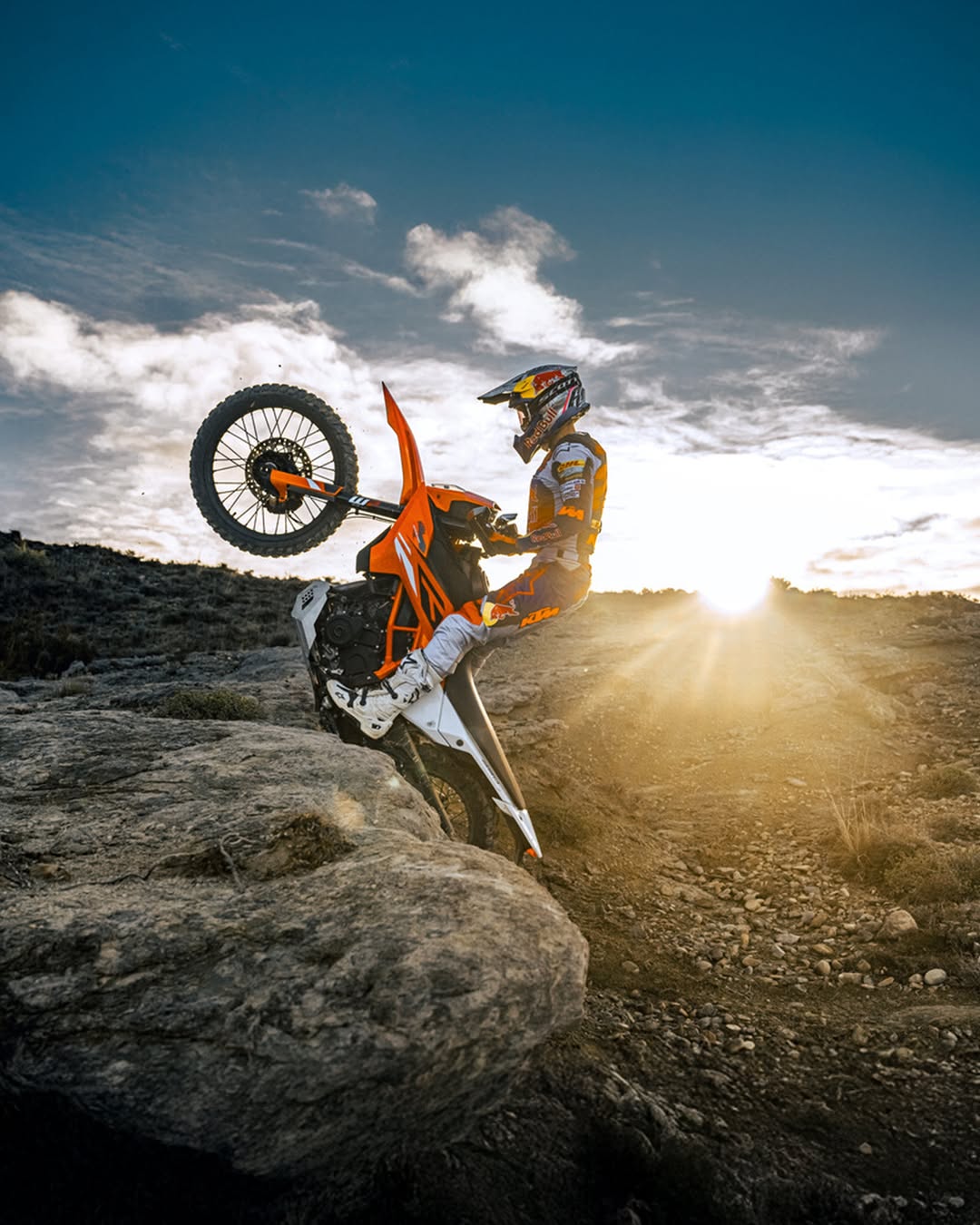 Light on its feet. Heavy on impact. When the terrain gets vertical, the 390 Enduro R locks in.
#KTM #KTMIndia #KTM390EnduroR #ReadyToRace