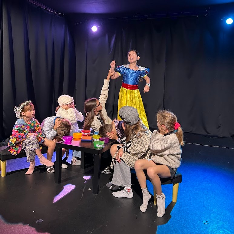👑❄️ Dimanche 14 juin à 14h30 ❄️👑
Les enfants du lundi montent sur scène avec :
🎭 Blanche-Neige et Blanc en Neige
D’Agnès Chamak-Benbihi
Mise en scène : Chloé BIDOU
Et si les contes de fées bousculaient enfin les clichés ? ✨
À travers deux textes-miroirs pleins d’humour et de modernité, découvrez :
👸 une Blanche-Neige qui préfère travailler à la mine plutôt que faire le ménage,
🧹 et un Blanc-en-Neige qui n’a aucun problème à manier le balai chez les Sept Nains !
Deux histoires drôles, intelligentes et pleines d’énergie autour des évolutions des rôles et des codes sociaux 💫
👏 Avec :
Léonie BONNELLE, Alma CARDON, Pauline CLARENC, Michel DELANNOY, Margot LE BARAZER, Anouk MAGIS, Basile NOAILLES, Antoine PARSAL, Olympe PERNEL, Juliette SEMONDES, Chloé VERGES et Léa VERGES.
📅 Dimanche 14 juin
🕝 14h30
🎟️ Réservations ouvertes sur la billetterie du festival ! IDeals Théâtre
Venez encourager nos jeunes comédiens pour ce beau moment de théâtre et de créativité ❤️
#IdealsTheatre #LaTribuSeLaJoue #TheatreEnfant #BlancheNeige #FestivalTheatre #SpectacleEnfant #TheatreAmateur