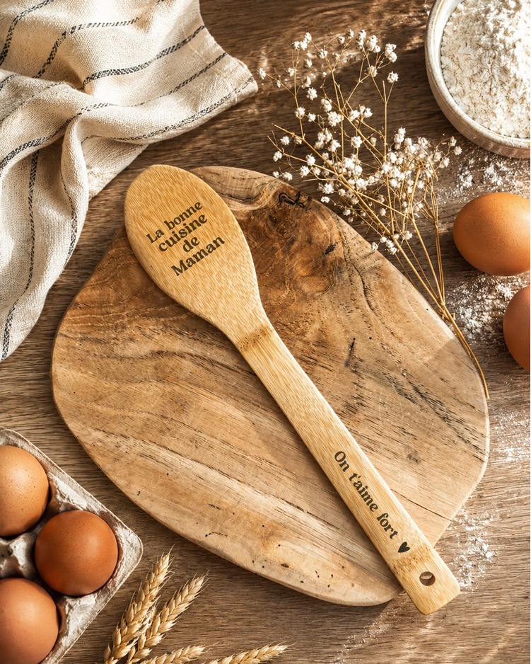 ✨ La cuillère qui mélange les recettes… et les souvenirs.
Un petit mot gravé, une attention unique, et voilà l’ustensile préféré de la cuisine 🤎
Pour Maman, Papa, Mamie, Papi… ou même le chef officiel des pâtes du dimanche 🍝
À personnaliser avec un prénom, une phrase drôle ou un mot doux ✨
#cadeaupersonnalisé #cuillereenbois #ideecadeau #cadeaumaman #cadeaupapa #decoCuisine #luzetnina