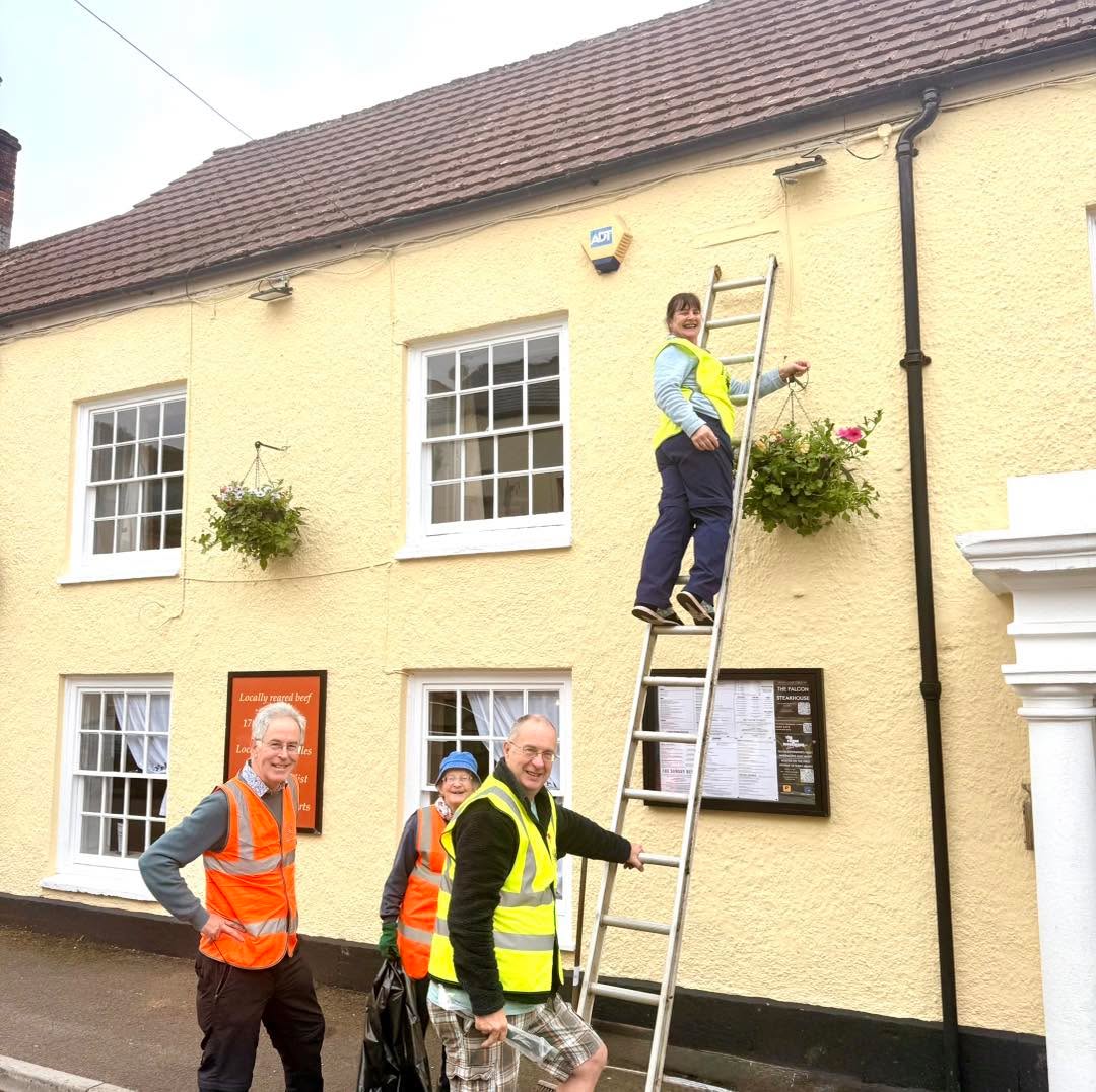 It’s official!! 🌸☀️
How many likes 👍 can we get for the Wotton in Bloom and their team of volunteers
When the Wotton in Bloom team put the hanging baskets up, you know summer has officially arrived in Wotton-under-Edge 🌼
Every single year they do an incredible job making our little town look absolutely beautiful, and we honestly don’t think they get enough credit for the time and effort that goes into it.
Thank you to everyone involved in Wotton in Bloom for everything you do for the community
Andy and the Falcon team