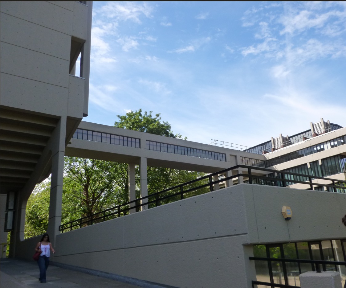 The walkway to the Roger Stephens building, University of Leeds, something of a nostalgia trip. Part of a great guided walk looking at Brutalist buildings in the university area, Wellington Road and City Square. Many thanks to @biroguyleeds for fascinating insights and a wealth of information to absorb.
#universityofleeds #rogerstephensbuilding #wellingtonroadleeds #brutalistarchitecture