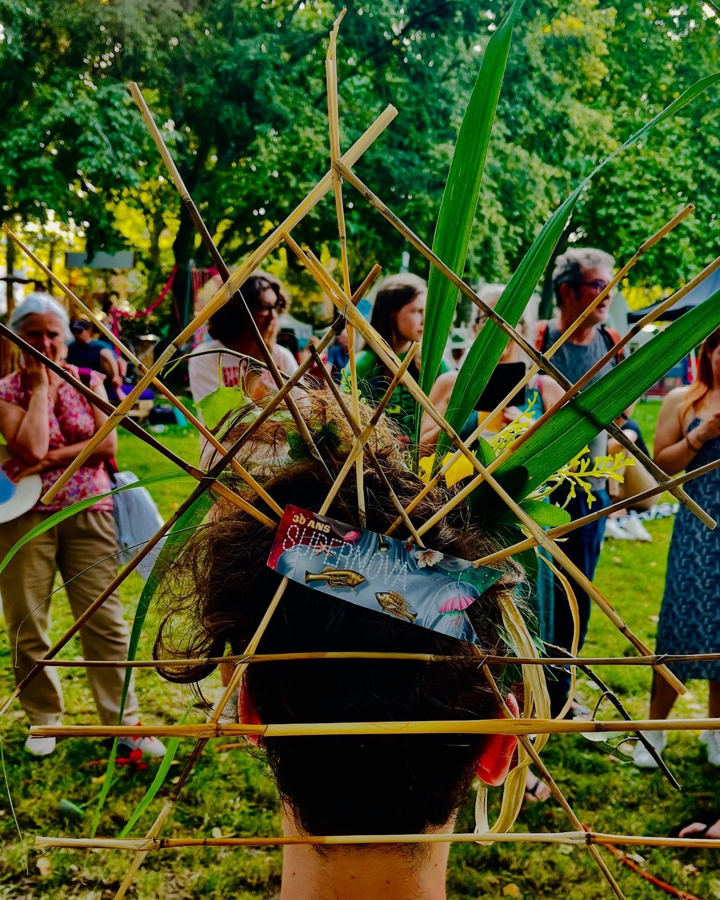 Et si vous passiez par la Place du Jeu de Ballon ce week-end ? 🌸 Le Raccommodeur de Fleurs pose ses valises à Agde ce samedi 30 et dimanche 31 mai, et il a apporté son salon de coiffure en version rue.
✂️ Pas de ciseaux ici. Un sécateur, des fleurs, des plumes, des papillons, des rubans et des accessoires complètement fous. Il s'installe, vous approchez… et en quelques minutes, vous voilà couronné de fleurs
📍 Place du Jeu de Ballon à Agde | Sam. 30 & Dim. 31 mai de 14h à 17h
Parce qu’avec les mystérieuses coiffures, chaque création est une histoire 🦋 Venez le découvrir !
#spectacle #mysterieusescoiffures #agde #coiffures #fleurs