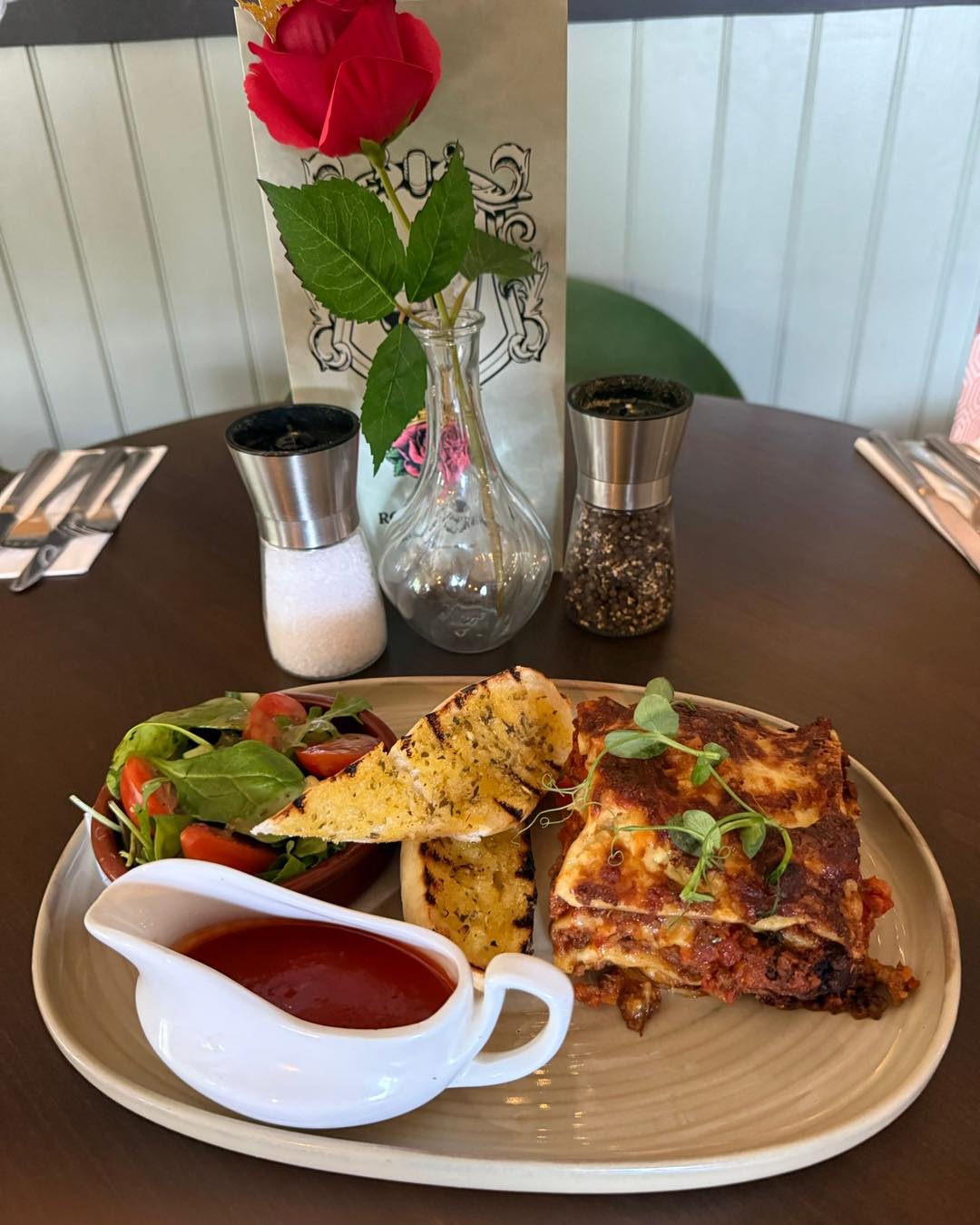 This weeks special 👀😍
Homemade Beef Lasagne Al Forno with a simple side salad, garlic bread an rich tomato sauce