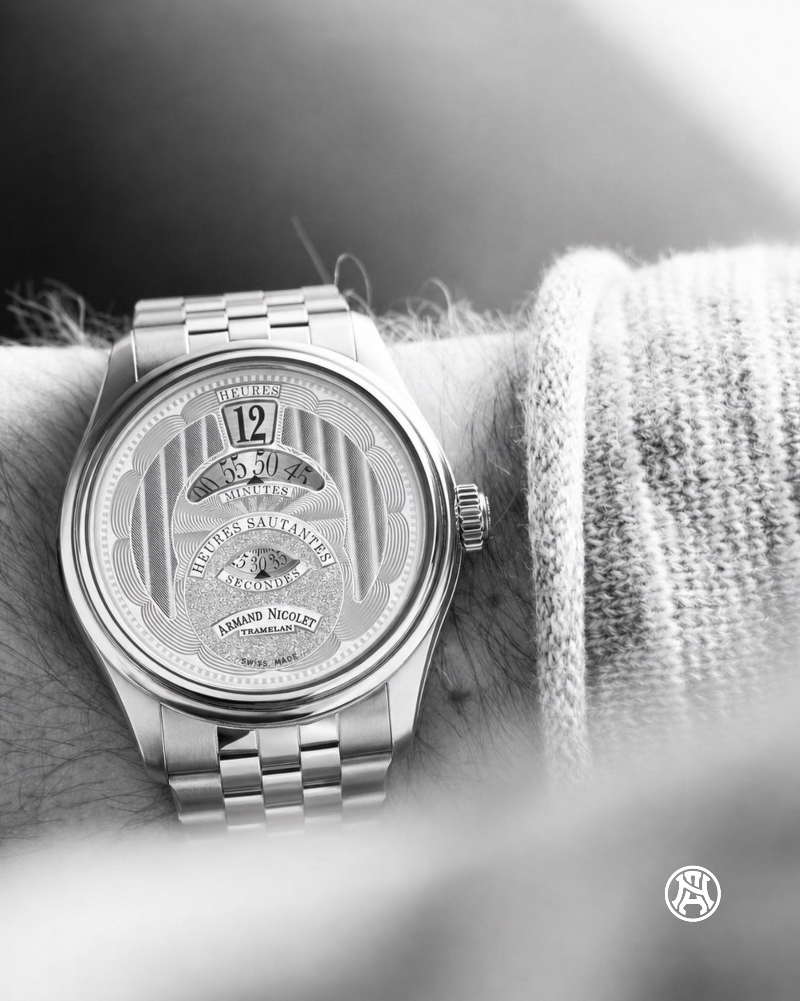 An idea that comes from afar.
The Jumping Hour was born in Tramelan,
between history and mechanics.
Today it returns,
with a new way of telling time.