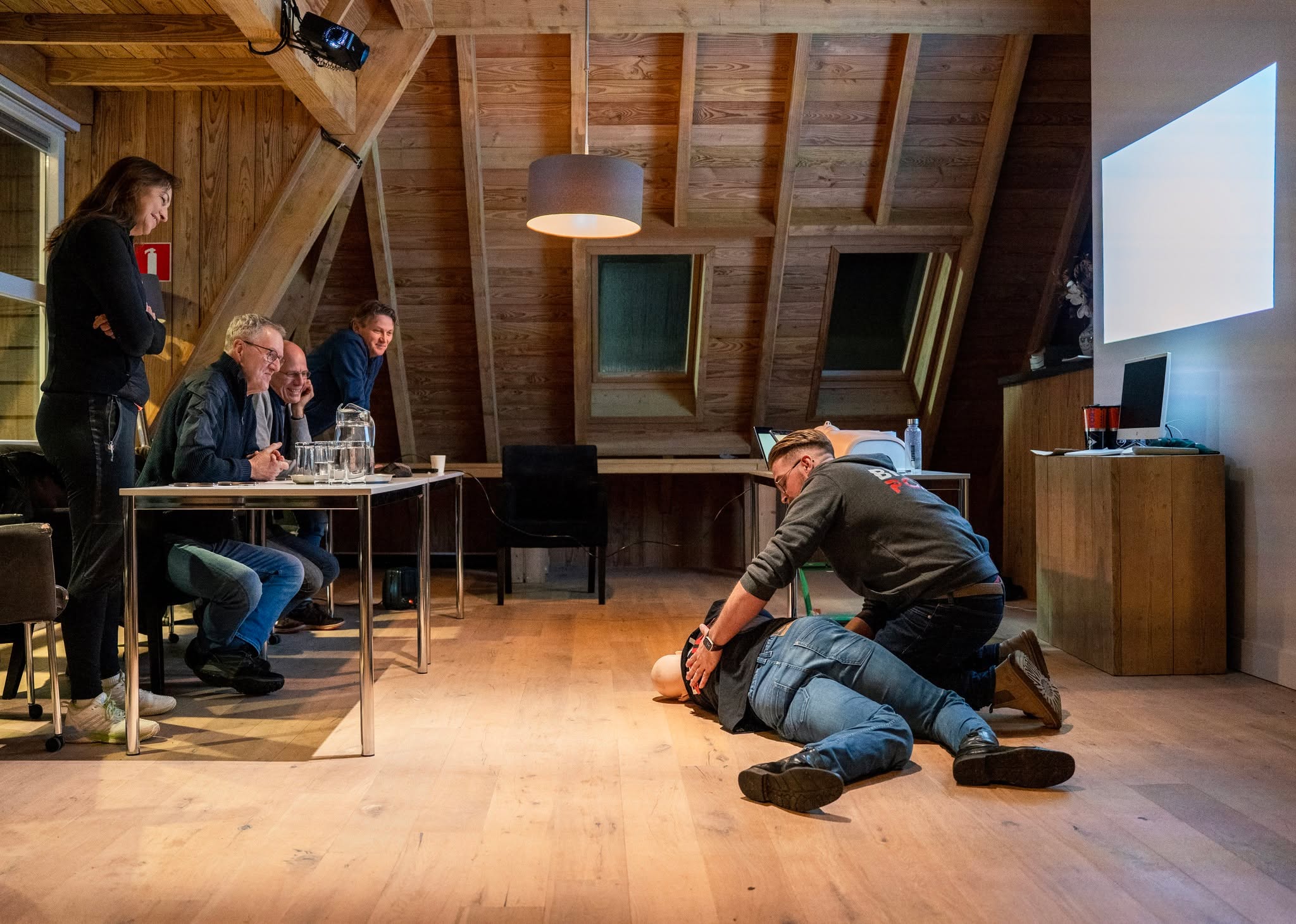 De stabiele zijligging is niet meer standaard in de richtlijnen 🤨
Dat is een flinke verandering.
In de nieuwe reanimatierichtlijnen (NRR/ERC 2025) wordt een bewusteloos persoon die nog normaal ademt niet meer standaard in de stabiele zijligging gelegd. In plaats daarvan laat je het slachtoffer op de rug liggen en houd je de luchtweg open met een hoofdkantel/kinlift.
Waarom deze wijziging?
* Het is sneller en eenvoudiger.
* Je ziet sneller of de ademhaling stopt en bent daar bewuster mee bezig
* Het slachtoffer ligt al klaar voor reanimatie als dat nodig is.
Wanneer gebruik je de stabiele zijligging dan nog wel?
Alleen als er een duidelijk risico is op braken of verslikken, of als je de locatie moet verlaten en het slachtoffer alleen achterlaat.
Bij BHV Point leren we jullie precies wat de nieuwe richtlijnen voorschrijven. helder, praktisch waar je echt wat aan hebt. Wil jij ook een training die helemaal volgens de laatste richtlijnen is?
#BHV #Reanimatie #StabieleZijligging #BHVpoint #NieuweRichtlijnen #VeiligWerken #LevensRedden