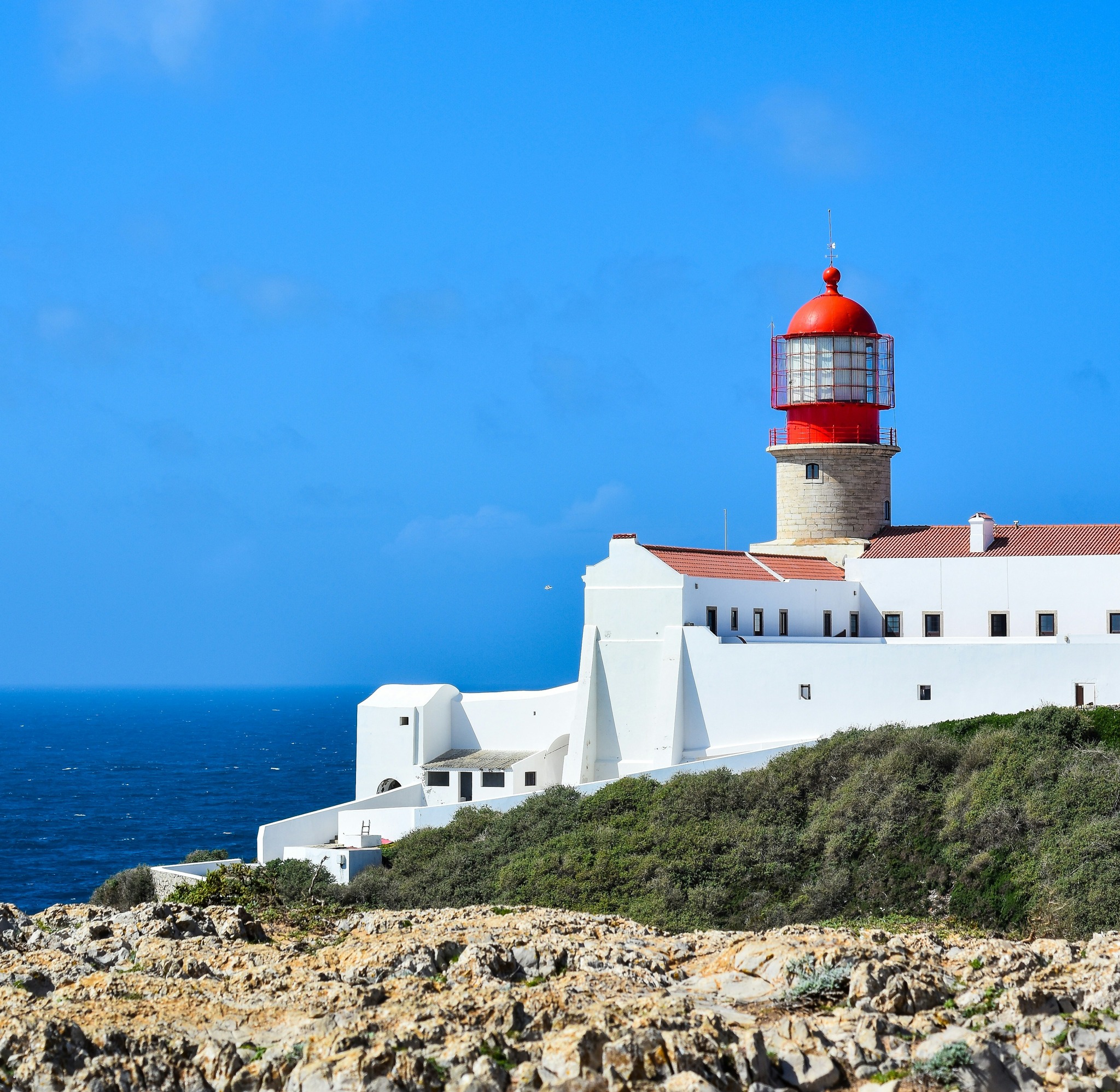 No tour Entre Fados e Montanhas, este é só o começo. O roteiro ainda atravessa o Alentejo histórico, sobe até a Serra da Estrela, cruza os vinhedos do Vale do Douro, respira no Porto e encerra pelos palácios de Sintra.
10 dias em Portugal. 1.900 km. Uma viagem que conecta o fim do continente à alma de um país que moldou o mundo.
Outubro de 2027. Vagas limitadas. Link na bio.
#XtradaExpeditions #EntreFadosEMontanhas #Portugal #CaboDeSaoVicente #MotoViagem #PortugalDeMoto #BMW_GS #Motociclismo #ViagemDeMoto #Sagres