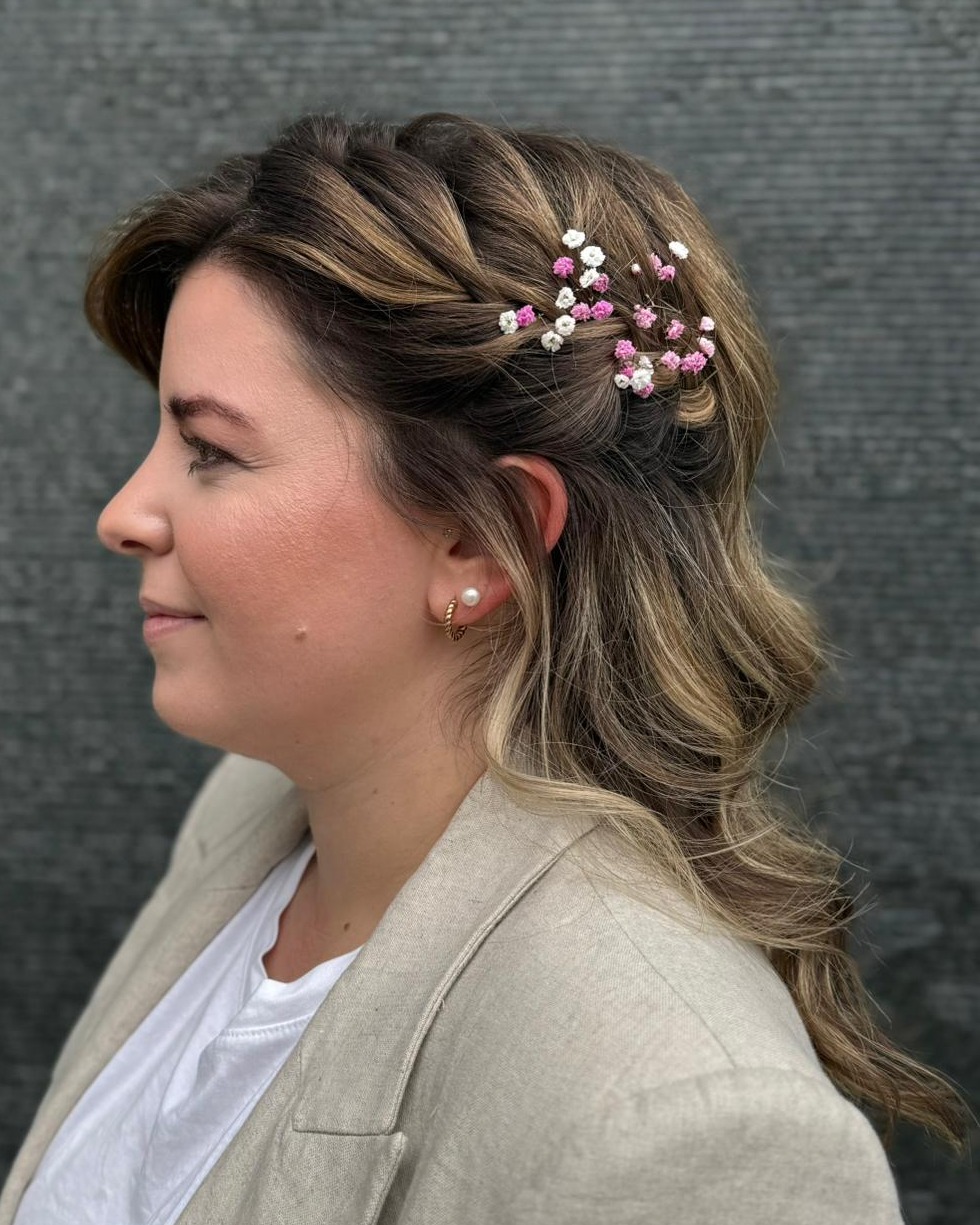 Soft bridal vibes, done right 💖
Dieser Look von Larissa kombiniert sanfte Wellen mit locker gesteckten Partien und feinen floralen Details.
Modern, feminin und ohne Kitsch.
Die Struktur bleibt bewusst natürlich, das Finish leicht und beweglich. Genau so entsteht ein Bridal Look, der nicht „gemacht“ aussieht, sondern einfach passt.
Für alle, die es entspannt mögen, aber trotzdem besonders.
Bridal Season is on.
#blackandwhitehair #zürich #bridalhair