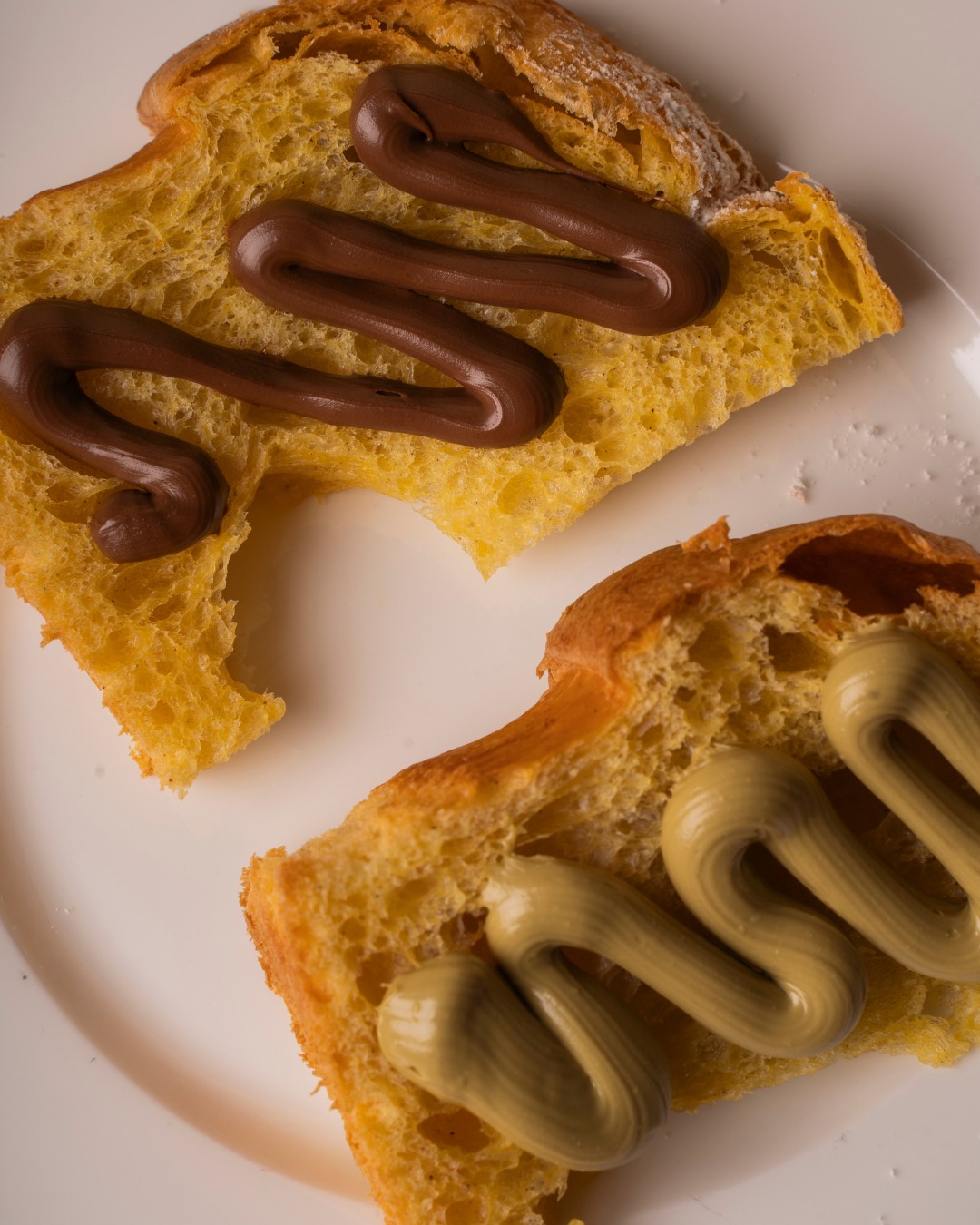 In queste fette super golose c’è chi sceglie la dolcezza della Nutella,
chi il gusto intenso del pistacchio,
chi la delicatezza dello zabaione
e chi non rinuncia alla classica pasticcera. 🤍
Noi la NIVOLA amiamo gustarla così:
morbida, leggera e perfetta da abbinare a ciò che più amate.
E voi… avete già deciso cosa mettere sopra la vostra NIVOLA?
O siete più da semplice spolverata di zucchero a velo? ✨
✨ Prenota la tua NIVOLA e passa a ritirarla quando vuoi oppure scegli il servizio di consegna!
📞 +39 331 258 8607
📍 Via Pastrengo 58, Moncalieri
.
.
Nella confezione troverete la bustina di zucchero a velo inclusa.
Le altre farciture non sono comprese.