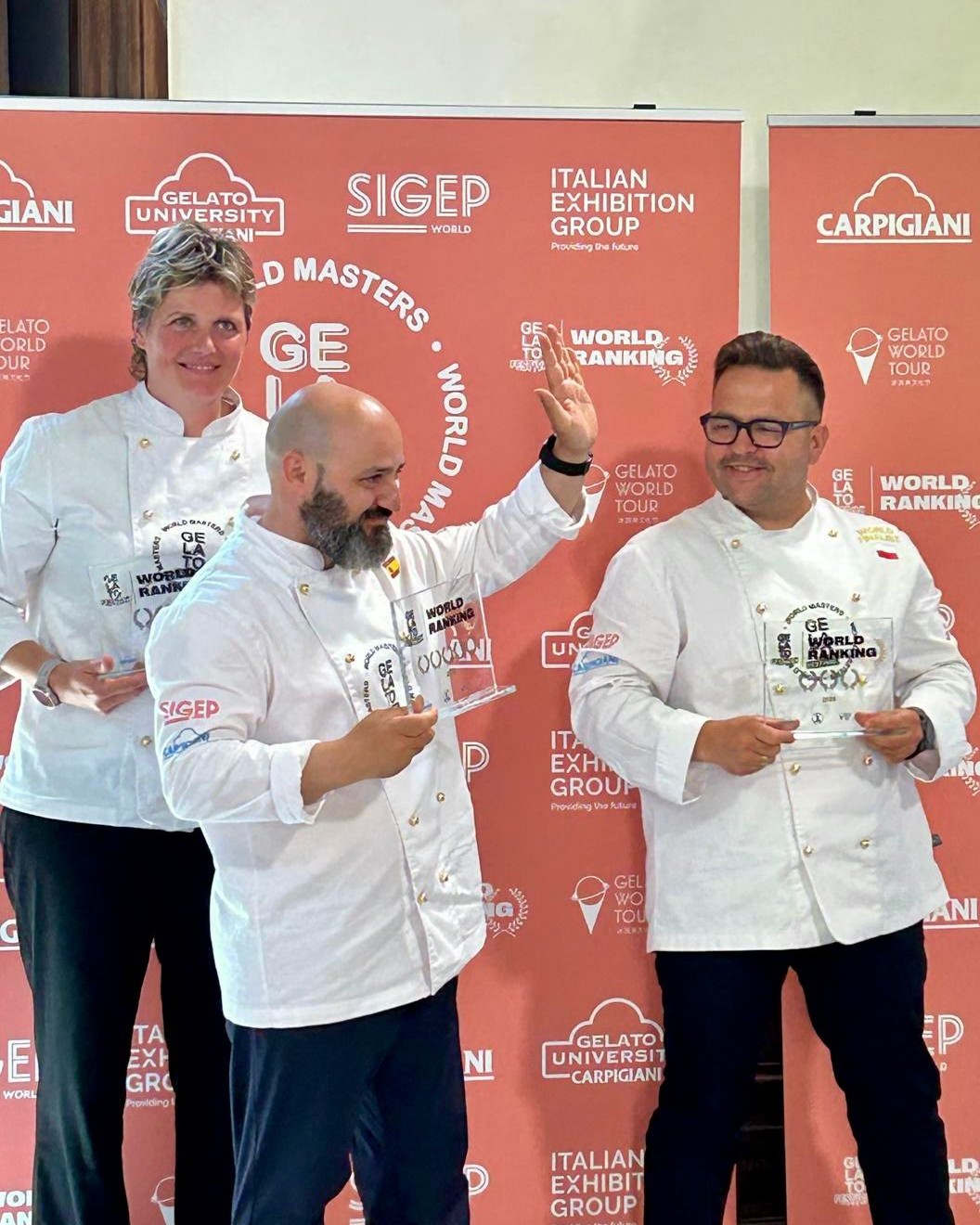 Mind The #Gelato 🍦
Oggi Roma è diventata la capitale del gelato.
Sul palco del Gelato Festival World Ranking 2026 sono saliti alcuni tra i migliori maestri gelatieri del mondo, tra ricerca, creatività e tanta identità artigianale.
Noi di Mind The Pop abbiamo seguito l’evento dietro le quinte, curando le relazioni con la stampa e raccontando una storia capace di unire culture diverse attraverso il gelato.
Complimenti a Carlo Guerriero e a tutti i maestri gelatieri premiati oggi!
.
.
#MindThePop #MediaRelation #DigitalAgency #Parma