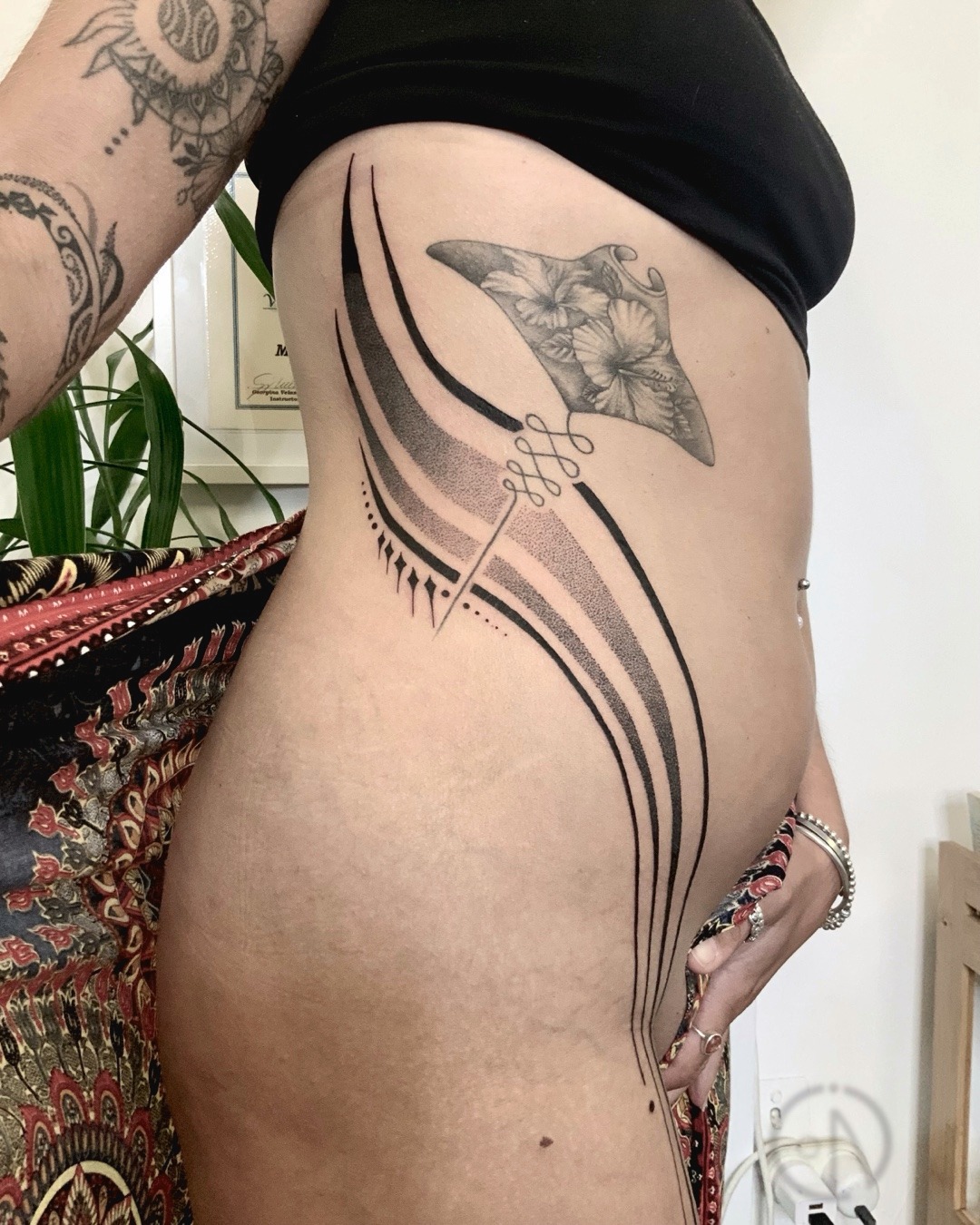 Ribs and belly done for my lovely friend Rachel in Tauranga. Part of the first day session , on a 2 days in a row!
You did amazing ! You didn’t even flinch, you Rock girl! Thank you so so much @_rachelbakerrr
#whangareitattoostudio #whangareitattooartist #girlstattoo #tutukakatattooartist #finelinetattooartist #ornamentaltattoo #dotworktattoo #ankletattoo #blackworktattooartist #blacktattoo