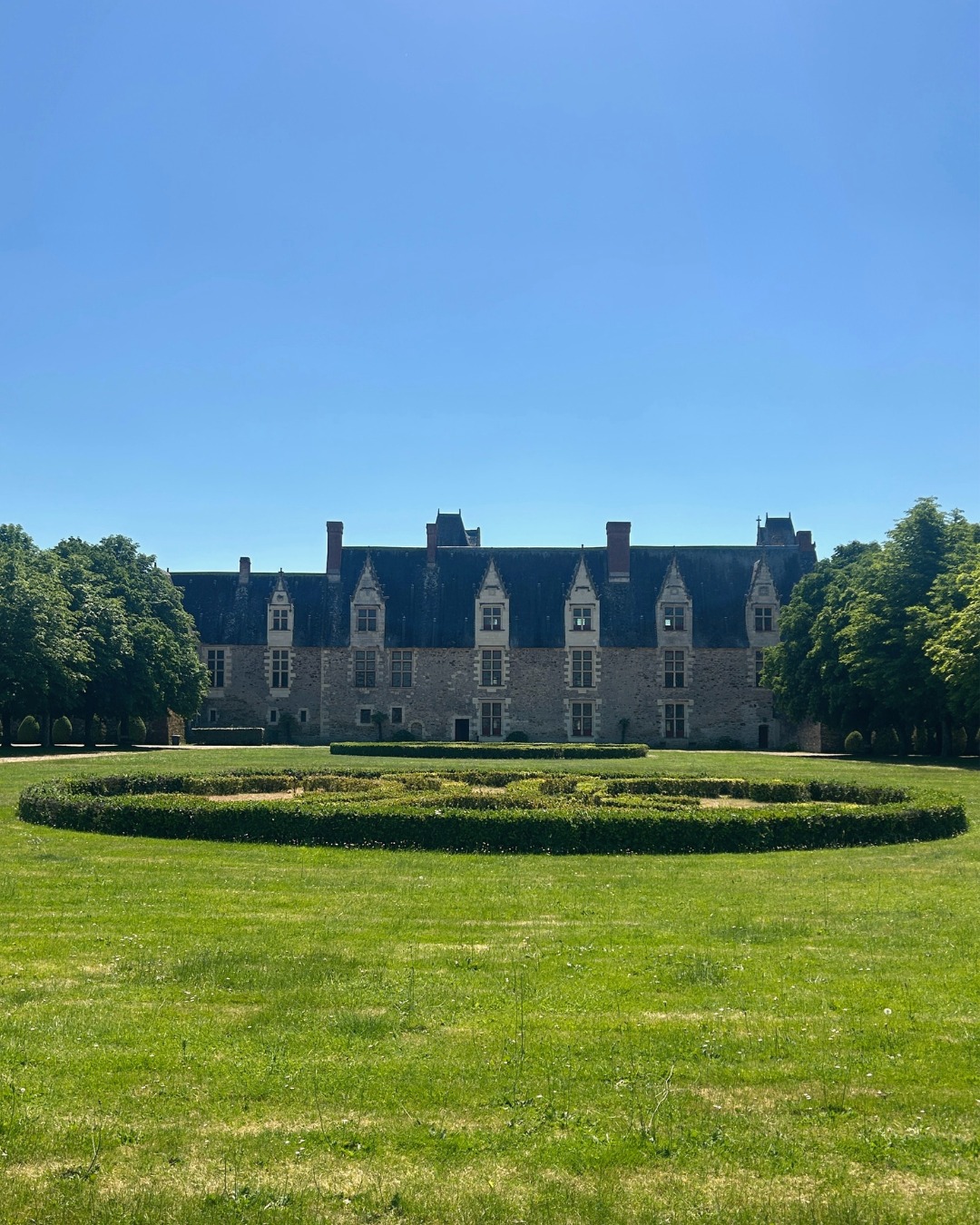 Plongée dans les archives du Château de Goulaine 📸
Depuis sa rénovation et son ouverture au public dans les années 80, le château a vu passer des générations de visiteurs, d’événements et de souvenirs.
À travers ces anciennes photos mêlées à des images d’aujourd’hui, redécouvrez le château sous un autre regard, entre détails oubliés et lieux emblématiques qui traversent le temps.
N’hésitez pas à nous partager vos photos d’archives du Château de Goulaine. La plus mémorable parmi toutes celles que nous recevrons remportera une petite surprise ! 🎁