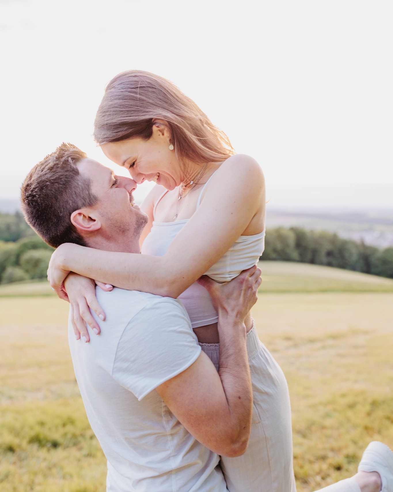 ✨ Sunset Liebe ✨
Manchmal braucht es gar nicht viel.
Nur euch zwei, warmes Abendlicht und einen Sommerabend, der sich ein bisschen nach Freiheit anfühlt 🤍
Meine neuen Termine für Sunset Shootings sind jetzt online ☀️
Wenn ihr Lust auf natürliche, ungestellte Erinnerungen habt, könnt ihr euch euren Termin direkt über den Link in der Bio sichern.
Ich freu mich auf euch 🫶🏼