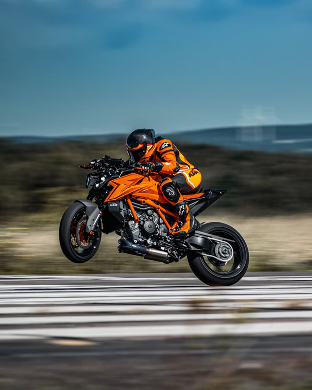 Performance that helps you cut through air only with the KTM 1390 SUPER DUKE R.
#KTM #KTMIndia #ReadyToRace #KTM1390SuperDukeR