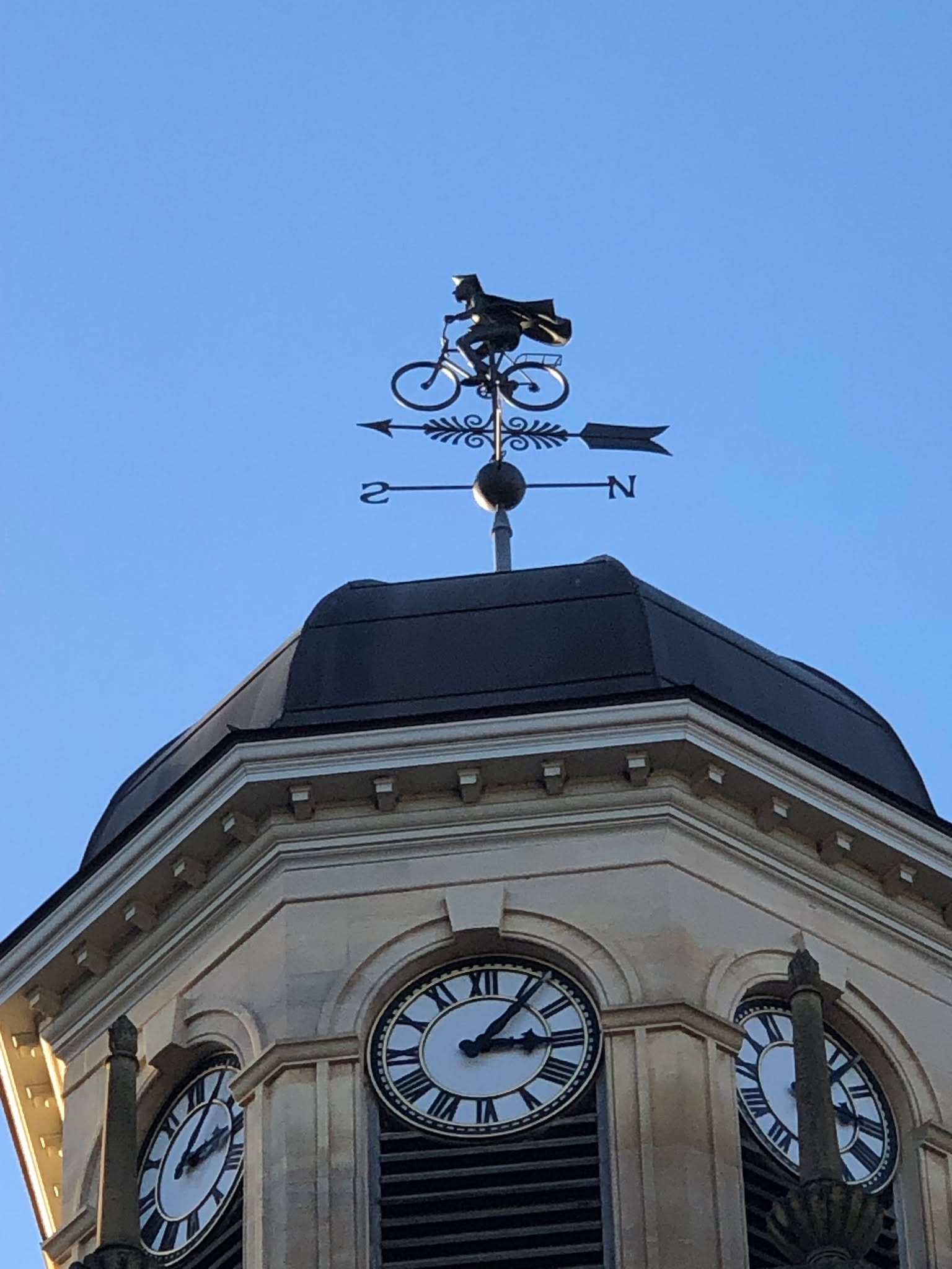 It's #WorldBicycleDay (you probs knew already) so here's the excellent cyclist forever pedalling above Harris Manchester College in Oxford, where bikes ... hmm, what do you think: hurtle? tinkle? rule? the streets.
#offbeatcotswolds #bluebadgeguide #bluebadgeguides
#britainsbestguides #harrismanchester #oxford
#explore_britain_ #traveling_uk
#photosofengland #instabritain #europetravel