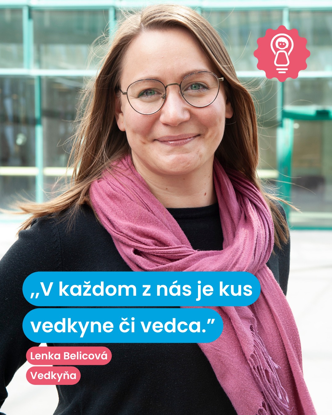 Učiteľka francúzštiny? Nebolo od toho ďaleko. 😄 Lenka Belicová mala nadanie na jazyky, ale napokon sa vydala cestou vedkyne. 🔬 Dnes pôsobí na Aarhuskej univerzite v Dánsku, kde sa venuje výskumu buniek očnej sietnice a biomedicíne.
Na základnej škole v Banskej Bystrici žiakom prednášala o veciach, ktoré sa v škole často nehovoria, ale v živote rozhodujú:
1️⃣ Žiadny kľúč k otázkam na konci učebnice v reálnom živote neexistuje a je dôležité byť v pohode aj v neistote.
2️⃣ Čo je v učebniciach dnes, už nemusí o pár rokov platiť - veda ide dopredu a poznanie sa neustále vyvíja.
3️⃣ Dobré známky a vysvedčenia neznamenajú, že niečo skutočne viete. Teóriu treba uviesť do praxe, až potom zistíte, čo skutočne viete.
4️⃣ Emocionálna inteligencia (schopnosť rozumieť sebe aj druhým, zvládať emócie, komunikovať a budovať vzťahy) je rovnako dôležitá ako IQ.
5️⃣ Len preto, že niečo povedia autority, neznamená, že sa nemohli pomýliť. Neustále treba kriticky myslieť a pýtať sa, nie slepo nasledovať.
Lenka, ďakujeme za inšpiráciu a pripomenutie, že učenie sa nekončí školou .🤍
