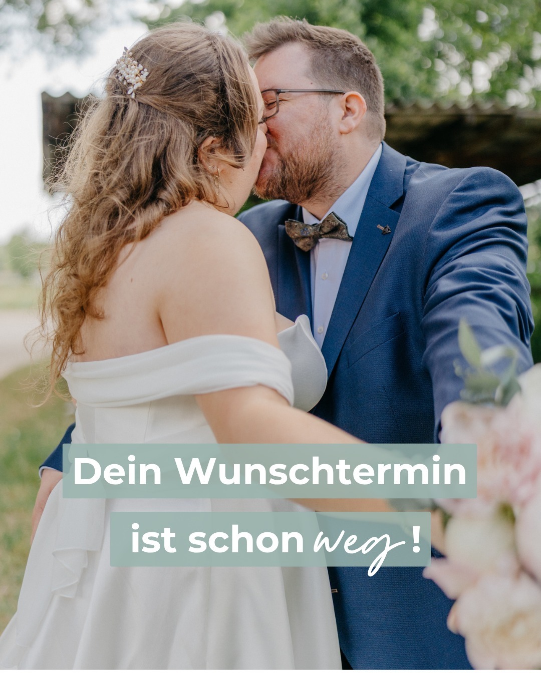 „Dein Wunschtermin ist schon weg!“
Dieser Satz tut immer ein bisschen weh. Vor allem, wenn’s um eure Hochzeit geht. 🫶
Und nein: Das heißt nicht „Pech gehabt“.
Es heißt nur: Beliebte Samstage in der Hauptsaison sind oft richtig früh vergeben, manchmal 12–18 Monate im Voraus.
Damit ihr euch euren Wunsch-Fotografen (und eure Wunsch-Dienstleister generell) sichern könnt, hier meine 3 besten Tipps:
Sobald ihr Datum + Location habt: anfragen.
Auch wenn noch nicht alles fertig geplant ist.
Wenn ihr euch unsicher seid: kurz kennenlernen/telefonieren, danach könnt ihr immer noch in Ruhe entscheiden.
Und falls euer Datum bei mir schon weg ist:
Ich helfe euch gern weiter mit Empfehlungen aus der Region. 🤍
#hochzeitsfotografie #hochzeitsfotografin #hochzeit2026 #hochzeit2027 #hochzeitsplanung #neumarktinderoberpfalz #hochzeitsreportage
Wunschtermin Hochzeitsfotograf, Hochzeitsfotograf buchen, Hochzeitsplanung Tipps, Hochzeitsreportage, Verfügbarkeit Hochzeitsfotografie, Hochzeit Oberpfalz, Hochzeit Neumarkt, Dienstleister früh buchen, Hochzeitstermin sichern