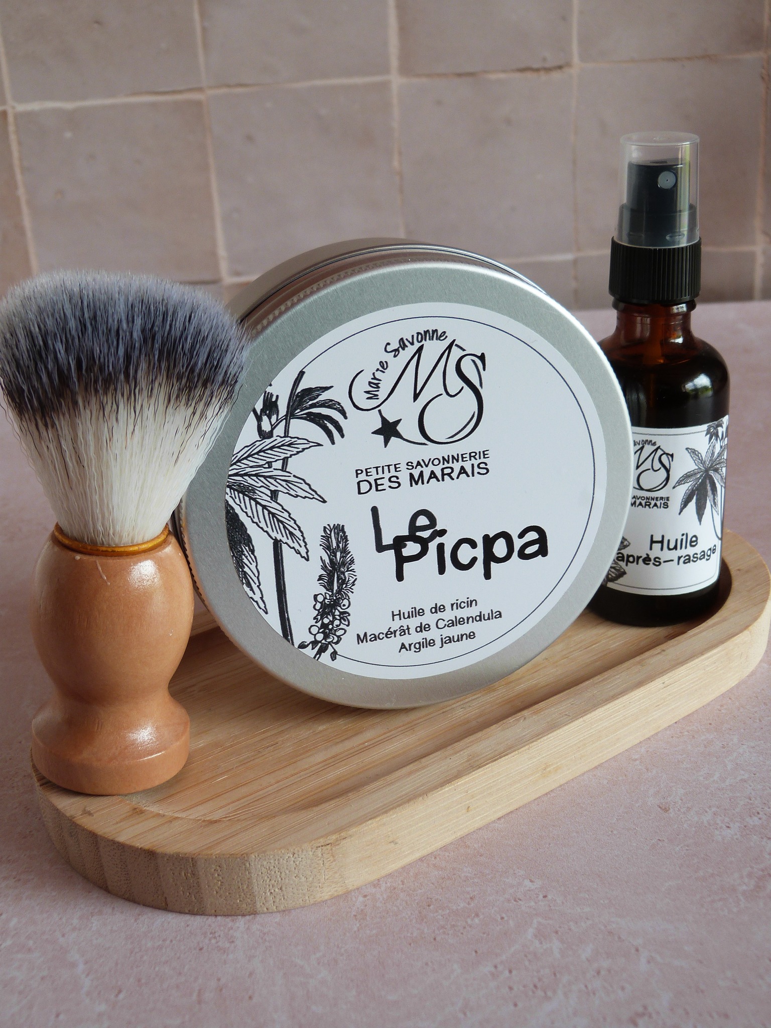 C'est le moment de te présenter les coffrets rasage conçus pour ton Papa.
💈un savon artisanal "Le Picpa" à la mousse généreuse offrant une glisse confortable pour une peau moins agressée
💈une huile après rasage qui nourrit et apaise la peau sans effet gras
💈un blaireau qui va permettre une application homogène pour une expérience plus agréable et authentique
Ces coffrets sont modulables selon les envies et les besoins.
Tu peux même choisir le format du savon (100g ou en boîte de 200g pour une utilisation optimale).
Ne traine pas, ils sont en nombre limité !
#savonnerieartisanale #faitmain #artisanefrancaise
