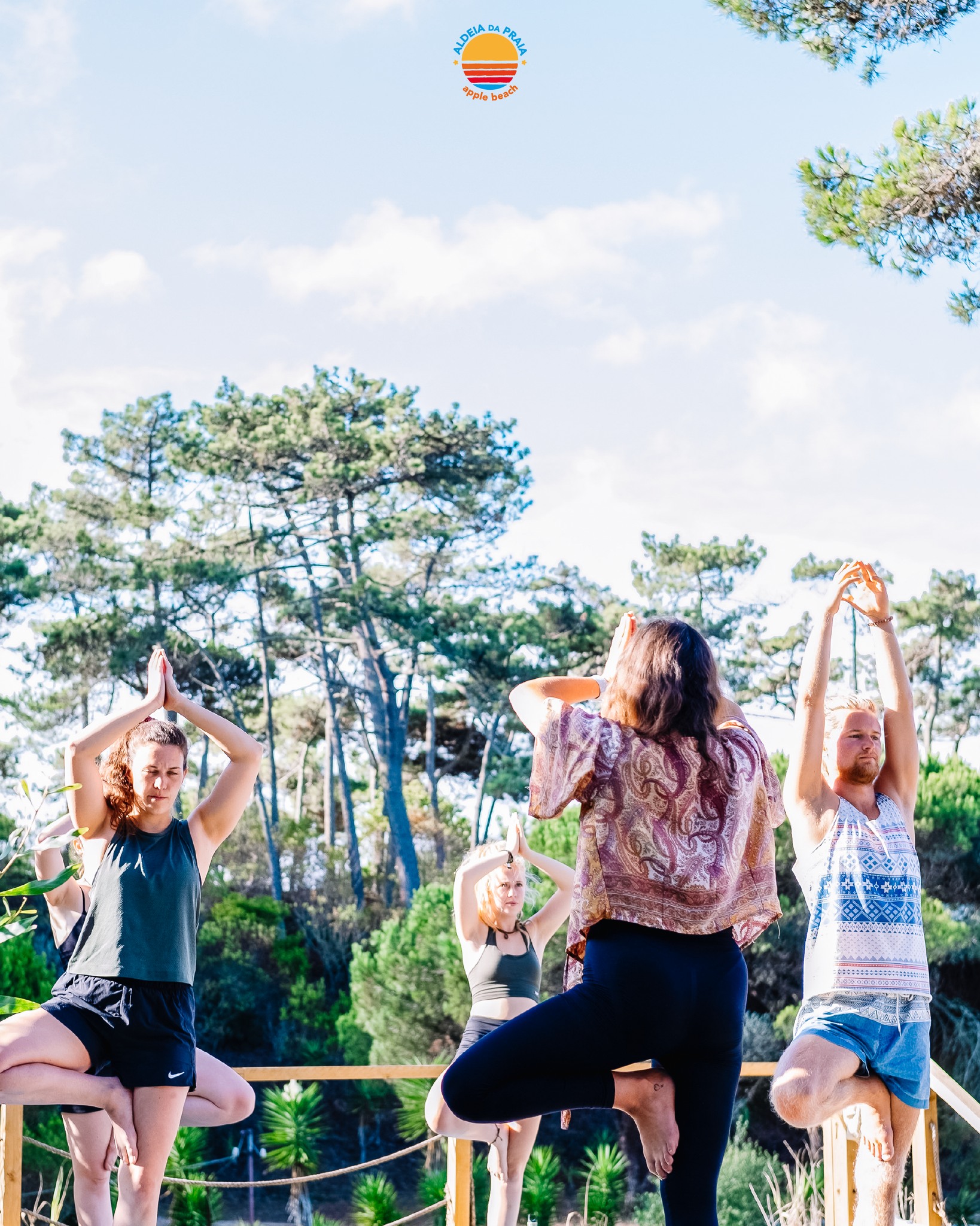 🇵🇹 Entre o surf, os copos e os sunsets… também há espaço para parar.
Yoga, massagens e momentos que fazem o corpo agradecer. @sana.maresia
🇬🇧 Between surf, drinks and sunsets… there’s also room to slow down.
Yoga, massages and moments your body will thank you for. @sana.maresia
#AldeiaDaPraia #SanaMaresia #YogaLife #BemEstar #Sintra #PraiaDasMaçãs