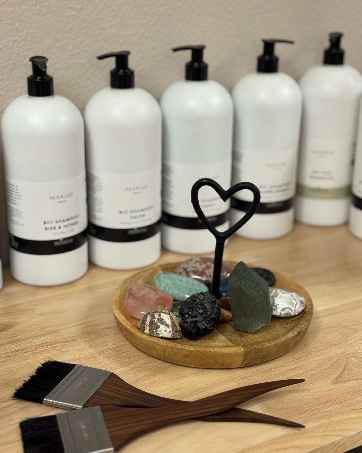 It’s never just about hair 🌵
Bei uns geht’s um das ganze Erlebnis: hochwertige Produkte, bewusste Pflege und Details, die den Unterschied machen.
Von der Farbe bis zur Pflege: Wir arbeiten mit ausgewählten Brands, die nicht nur gut aussehen, sondern auch liefern.
Clean. Conscious. Intentional.
Because good hair starts before the styling.
#blackandwhitehair #zürich