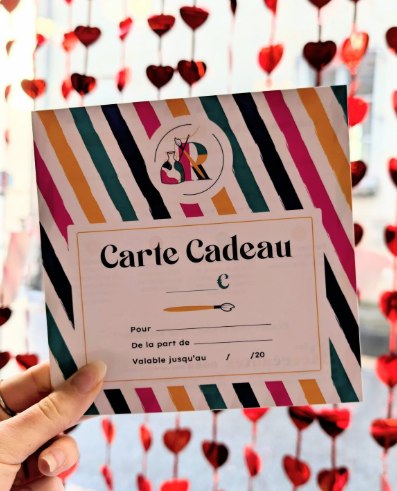 Et si tu offrais à ta maman un moment créatif avec nous ? Avec notre carte cadeau (sur notre site internet ou en boutique), elle pourra choisir parmi nos 10 activités celle qu'elle veut faire et créer en étant guidée par nos animatrices : peinture sur céramique, cyanotype, linogravure, bijoux, objet en cuir...du mercredi au dimanche de 10h à 19h/20h !
#fetedesmères #ideecadeau #tours #maman