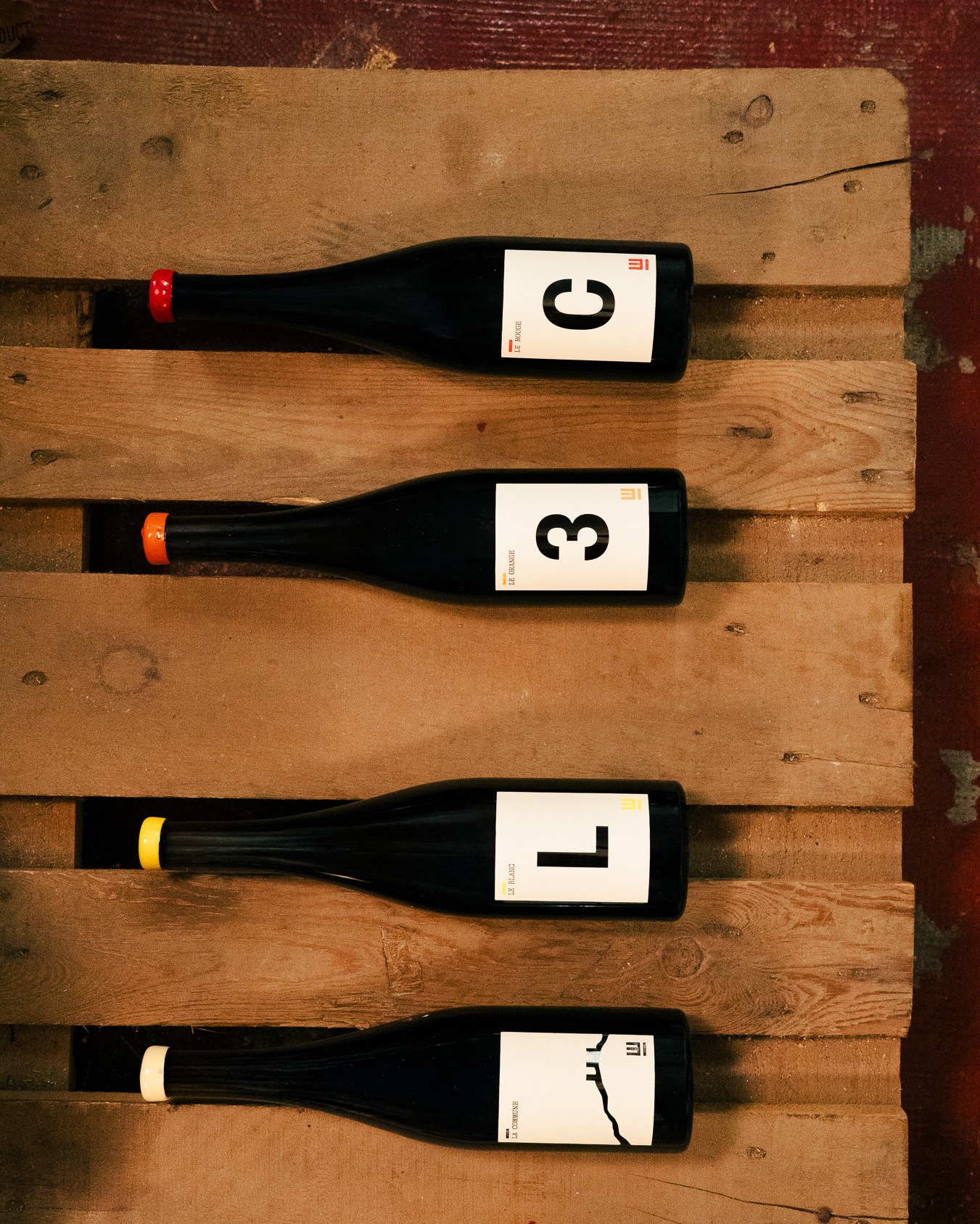 Hemos incorporado a nuestro catálogo @domainepierreweber 🍾
Pierre Weber dejó París para volver a las viñas de su abuelo en las colinas de Alsacia y crear vinos naturales con alma propia. Agricultura biodinámica, mínima intervención y mucha sensibilidad dan vida a botellas frescas, tensas y llenas de energía.
🍷 C — Le Rouge
Pinot Noir de extracción suave y crianza en barrica usada, con perfil ligero, fruta roja fresca y mucha tensión.
🍷 3 — Le Orange
Gewürztraminer macerado con pieles, con tanino fino, textura seca y una aromática especiada muy marcada.
🍷 L — Le Blanc
Riesling trabajado con mínima intervención, crianza larga y un perfil muy mineral, salino y vertical.
🍷 La Commune
Blend alsaciano fermentado con levaduras autóctonas, pensado para una expresión más directa, fresca y gastronómica.
👉 Descúbrelos y cómpralos online