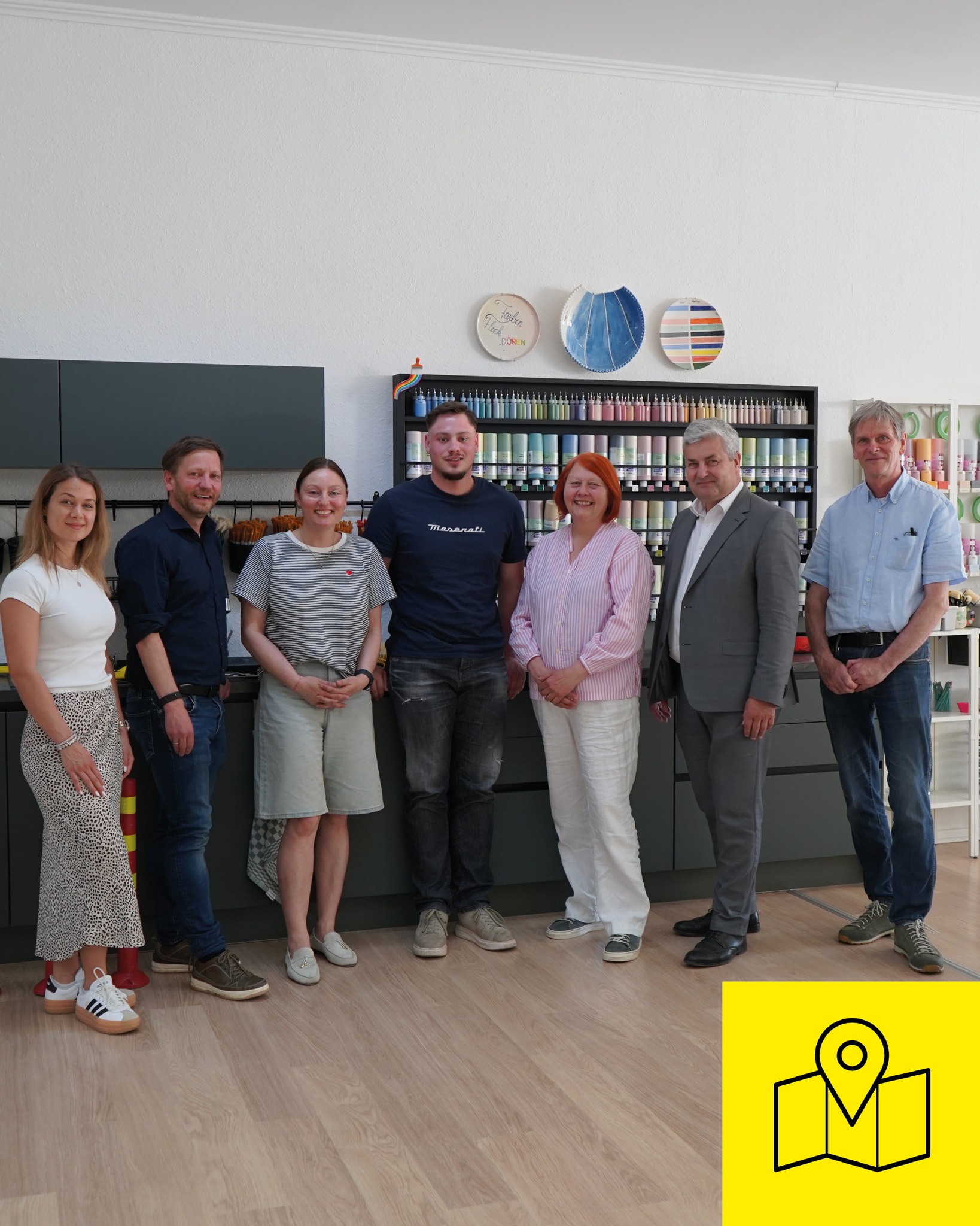 DIGITALTAG IN DÜREN: MIT DIGITALER PRÄSENZ DIE ZUKUNFT DES HANDELS STÄRKEN
-
Wie wird der lokale Handel online sichtbarer? Genau darum geht’s heute in der Dürener Innenstadt. Gemeinsam mit der WIN.DN und dem Handelsverband Aachen-Düren-Köln bekommen Händler*innen praktische Tipps, um digital besser gefunden zu werden.📱
Digitalcoach @appleton.sue schaut gemeinsam mit den Betrieben auf Themen wie Social Media, Webseiten, Google-Präsenz und Onlineshops. Ziel: mehr Sichtbarkeit, mehr Reichweite und eine starke Zukunft für den lokalen Handel. 🛍️💻
Denn klar ist: Wer heute sichtbar sein will, muss auch digital präsent sein. Der Digitaltag setzt dafür ein starkes Zeichen für eine moderne und zukunftsfähige Innenstadt in Düren.
@digitalcoachnrw @stadtdueren @farbenfleck.official
#Digitaltag #Düren #LokalerHandel #Digitalisierung #Innenstadtliebe #SocialMedia #Einzelhandel #ZukunftGestalten