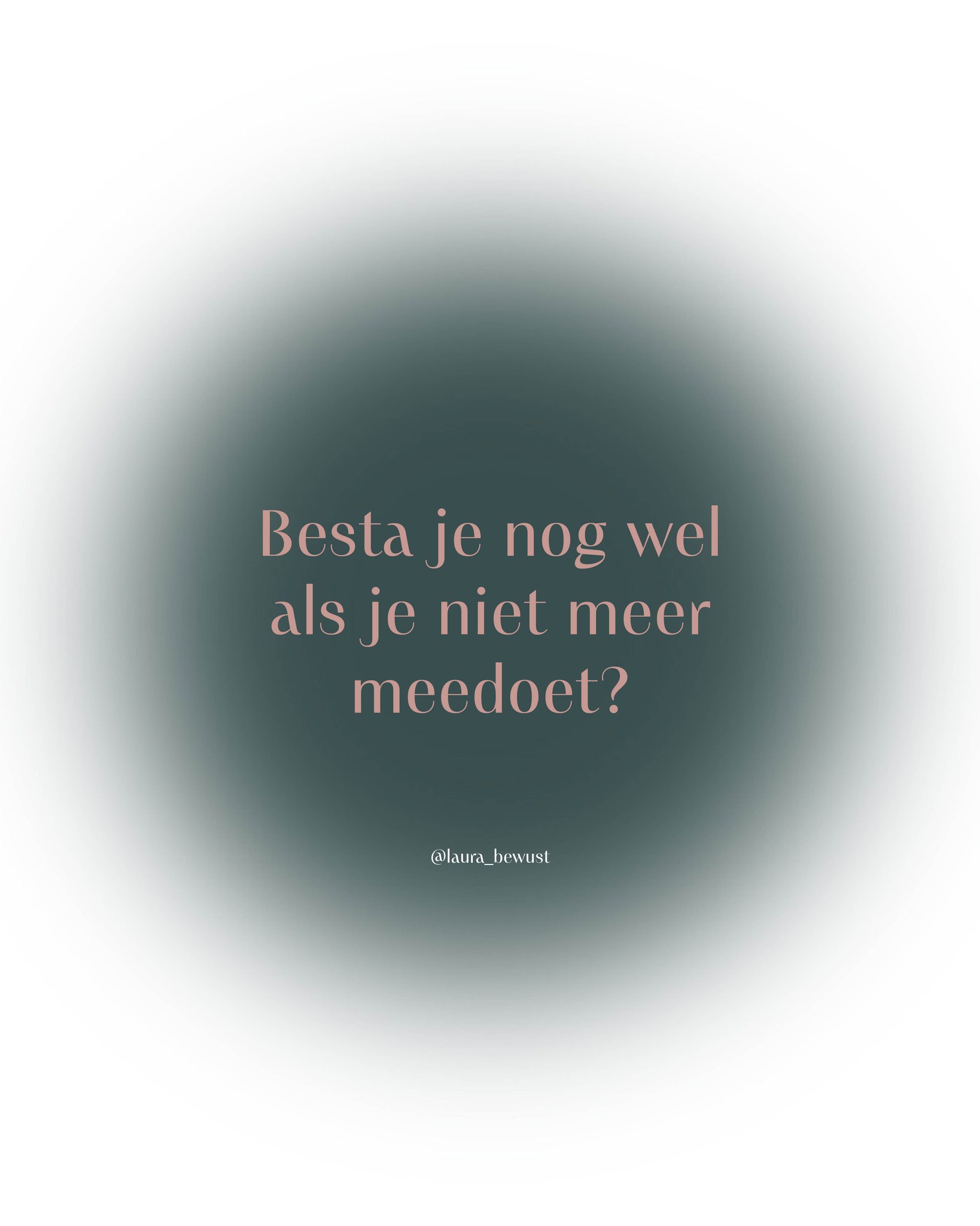 Soms, als ik om me heen kijk, denk ik: waar zijn we het contact met onszelf kwijtgeraakt?
Elke beleving moet op beeld worden vastgelegd. Alsof een moment pas écht bestaat als een ander het heeft gezien.
Een etentje. Een wandeling. Een morning-routine. Een vakantie. Zelfs momenten van rust worden zichtbaar gemaakt.
Je ziet altijd wel iemand filmen of poseren, en het dan nog tig keer overdoen omdat het niet goed genoeg was....
Mensen die samen op pad zijn, maar amper een woord met elkaar wisselen. Niet aanwezig zijn in het moment, omdat ze het belangrijker vinden om naar de ‘perfecte’ levens van anderen te kijken op hun scherm…
Hoe zijn we op dit punt beland?
En ergens snap ik het ook. Ik maak ook content. Ik film mezelf ook om online zichtbaar voor jou te zijn. Ik ken die drang. Dus dit is zeker geen oordeel naar anderen.
Maar ik voel ook steeds vaker hoe vermoeiend het is geworden om voortdurend zichtbaar te zijn. Om altijd bezig te zijn met nieuwe inspiratie, kan ik dit delen, hoe komt het over, ziet het er goed uit?
En ondertussen hoor ik in mijn praktijk zoveel mensen zeggen:
‘Ik voel me leeg’
‘Ik ben niet goed genoeg’
‘Ik weet even niet meer wie ik echt ben’
En eerlijk? Ik denk dat we collectief verder van onszelf verwijderd raken als we constant bezig blijven met hoe iets eruitziet en wat anderen doen.
Want hoe vaker je bezig bent met de buitenwereld, hoe ingewikkelder het wordt om nog écht aanwezig te zijn in jezelf.
Maar wat me het meest raakt, is de angst die eronder zit.
Als je besluit om niet meer mee te doen aan dit circus van zichtbaarheid en perfectie, besta je dan nog wel? Word je nog gezien? Tel je dan nog mee?
Die conditionering zit dieper dan we denken. Ik denk dat heel veel mensen zichzelf onderweg een beetje zijn kwijtgeraakt in het beeld dat wordt gevormd.
Het is geen zwakte. Het is tijd om hier bewust van te worden en dat begint met het zien ervan.
Herken jij dit? In jezelf, of om je heen?