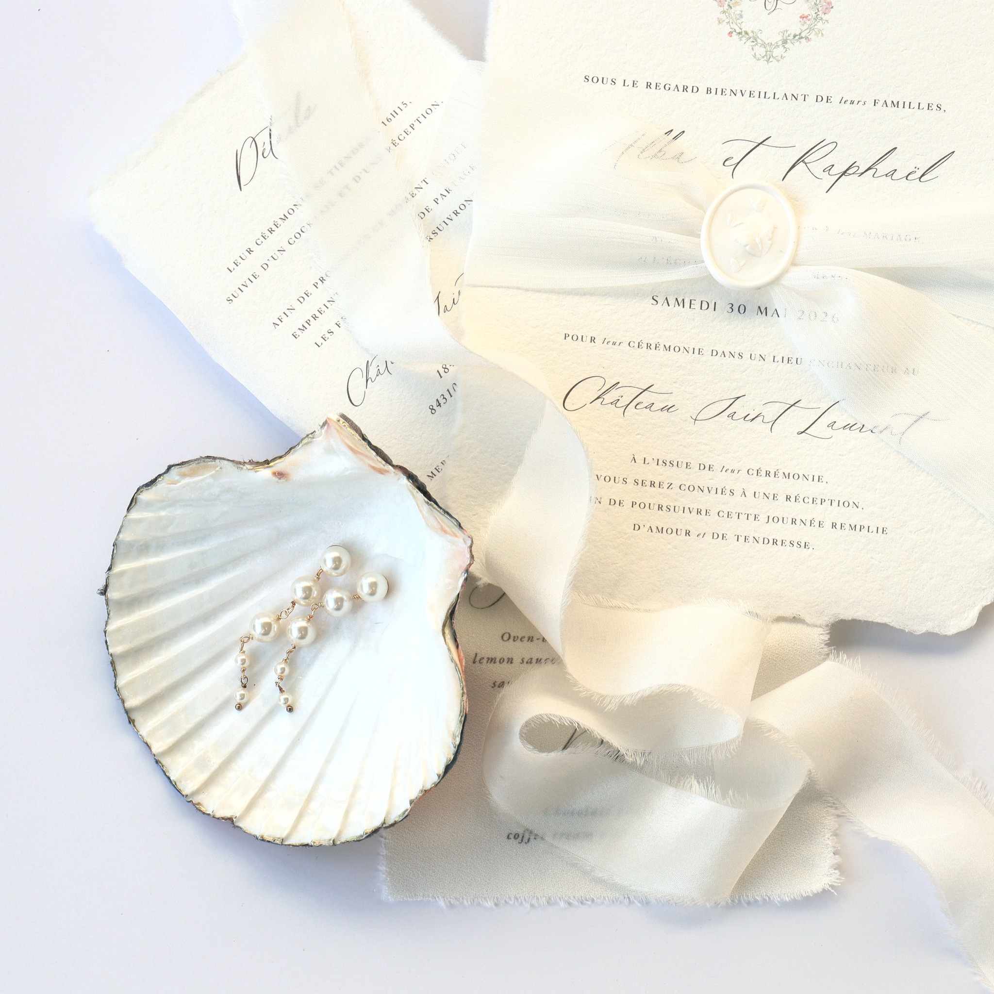 Fleuri ou perles ?
Même look de mariée, ambiance différente.
Quelles boucles d’oreilles choisiriez-vous pour votre grand jour — fleurs ou perles ?
Floral or pearls?
Same bridal look, different mood.
Which earrings would you choose for your wedding day — flower earrings or pearl earrings ?
#bridestyle #bridalearrings #weddinginspiration #bridelook #modernbride #weddingdetails #bridalfashion #mariage #mariee #inspirationmariage #bijouxdemariee #weddingphotography