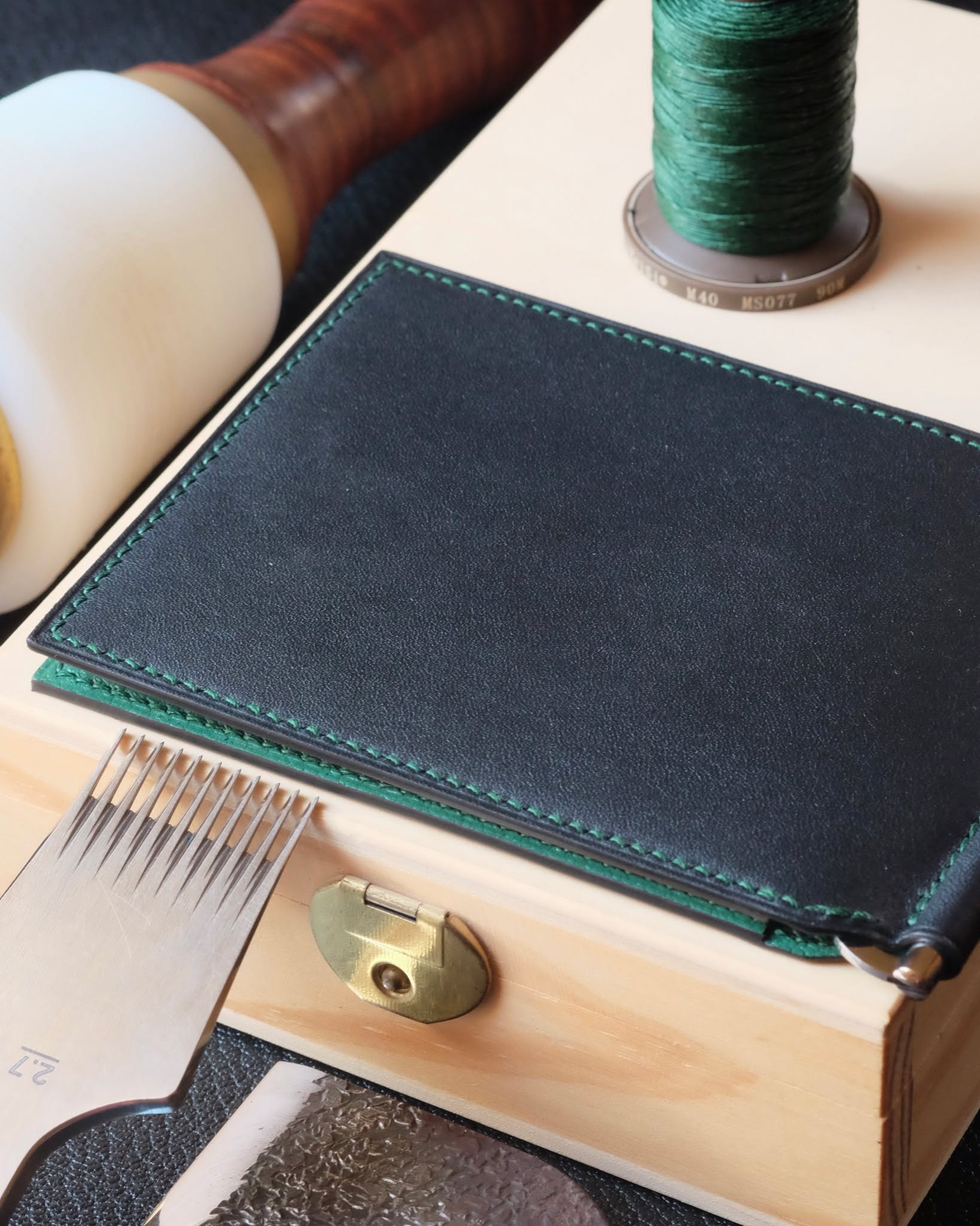 đ§đŞđđť Handmade in Belgium
â˘
Portefeuille no. 40 avec fenêtre transparante entièrement fait main et cousu main en cuir de veau lisse Baranil noir, intÊrieur en chèvre Sully sapin, fil de lin deep green, peinture des bords noire et initiales en or vÊritable 22k.
â˘
#atelierdecoster #decoster #artisan #handmade #handstiched #handmadeinbelgium #madeinbelgium
â˘
#handmadewallet #bespokewallet #customwallet #handmadeleatherwallet
â˘
#baranilleather #baranilcalf #baranil #moneyclipwallet