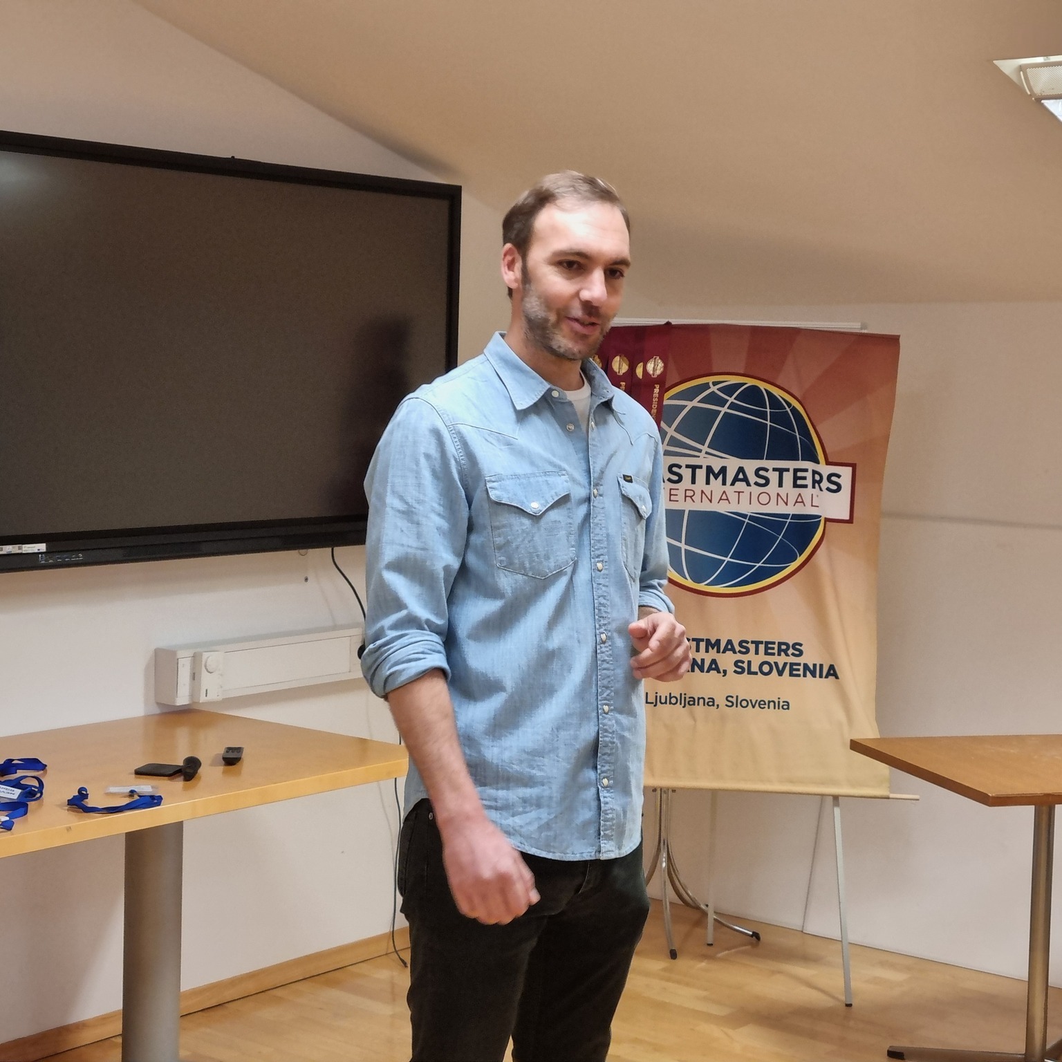 🎤 Še eno odlično Toastmasters srečanje je za nami!
Tokrat je naše srečanje potekalo v angleškem jeziku, večer pa je prvič kot Toastmaster vodil Luis — čestitke za uspešen debi! 👏
Vladimir nas je s svojim govorom popeljal v svet čustvene inteligence in nas spomnil, kako pomembno je razumevanje sebe in drugih pri komunikaciji.
Za posebno dinamiko večera sta poskrbela Rok in Hanna, ki sta ponovno izvedla zanimivo diskusijo — tokrat ob kozarcu vina. 🍷 Njuna izmenjava mnenj je večeru dodala sproščeno, a hkrati zelo vsebinsko noto.
Posebne pa so bile tudi Teme omizja: tekmovalci so tokrat nastopali v parih, kar je prineslo še več spontanosti, sodelovanja in zabavnih trenutkov.
Hvala vsem govorcem, udeležencem in gostom za čudovit večer. Se vidimo na naslednjem srečanju! 🌟