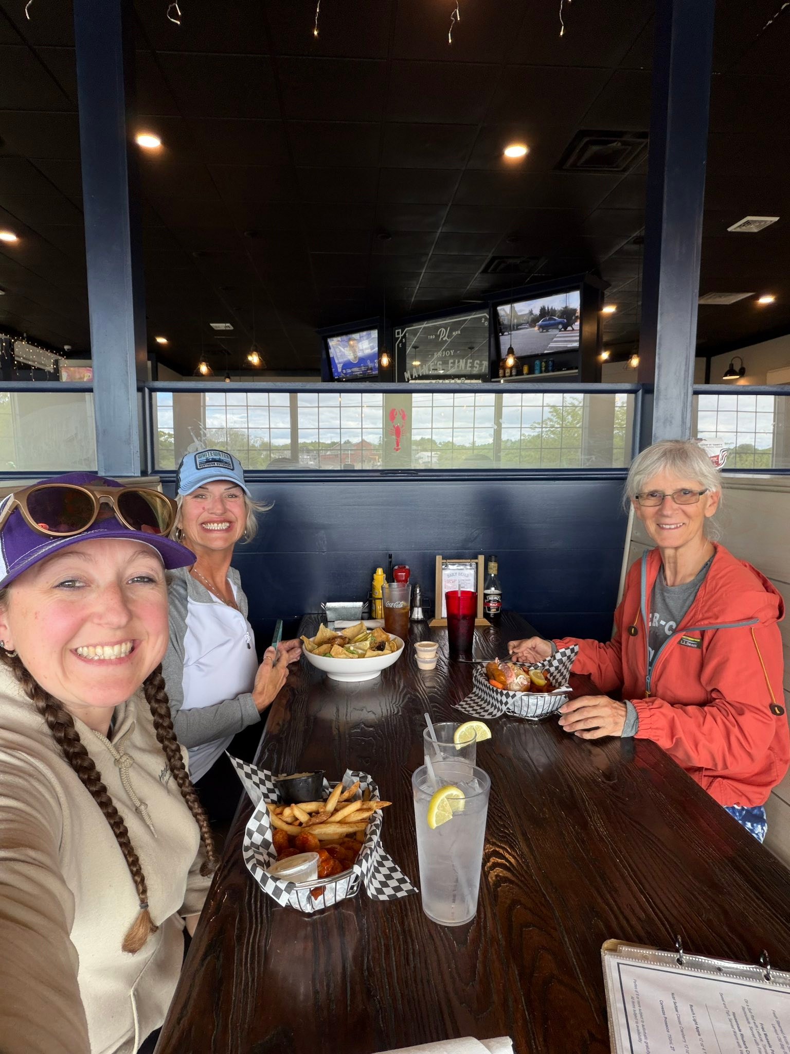 Lunch with the ladies! Even though the rest of my afternoon and evening didn’t go as planned.. we had plenty of laughs over a late lunch! Thankful for these wonderful women I get to call friends! 🤎