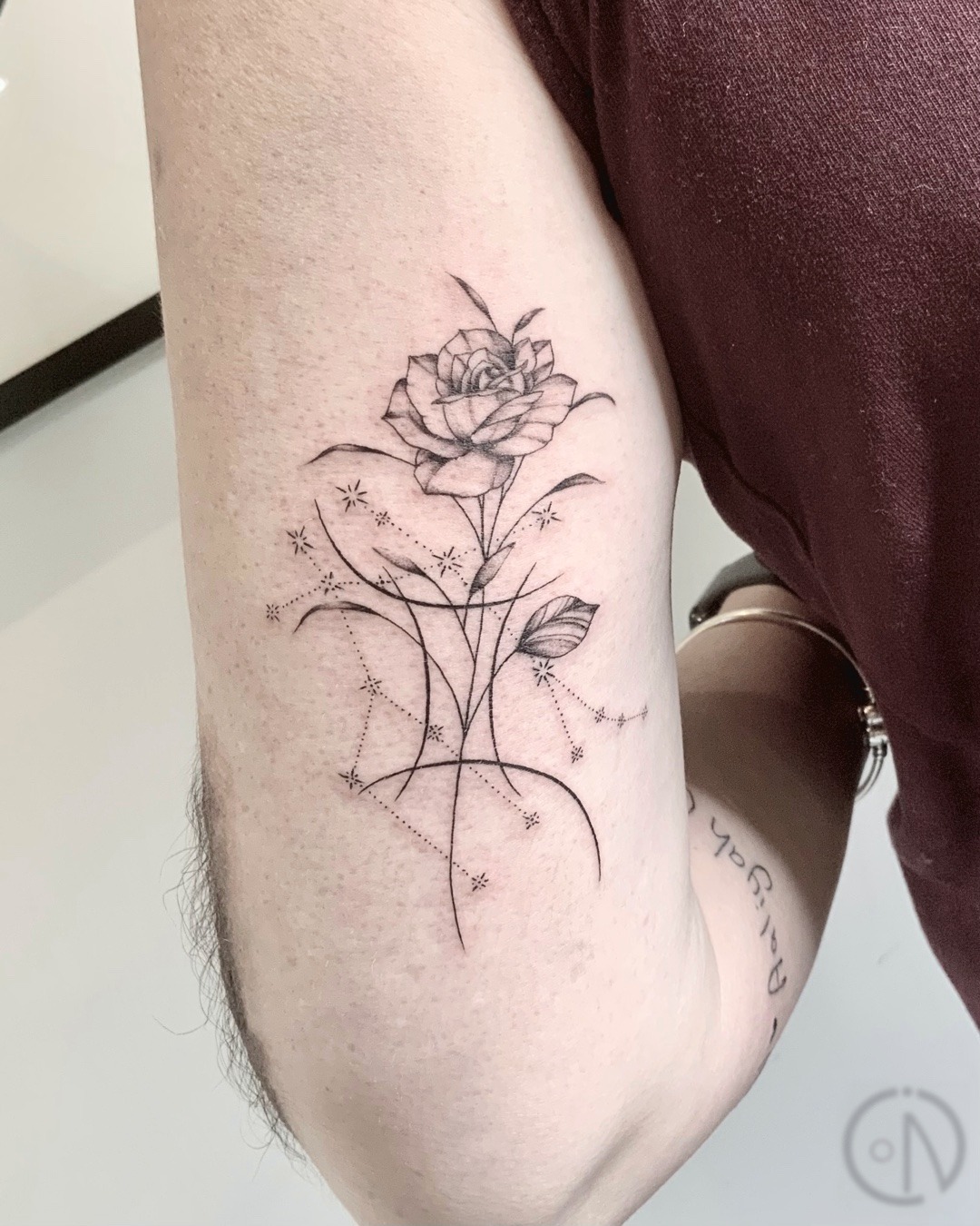 Gemini star sign and constellation done for Alysha. Thank you so much and so lovely to seeing you again.
#whangareitattooartist #whangareitattoostudio #finelinetattooartist #girlstattoo #tutukakatattooartist #blacktattoo #blackworktattooartist #flowertattoo #whangareitattoo #starsigntattoo #geminitattoo #geminiconstellationtattoo