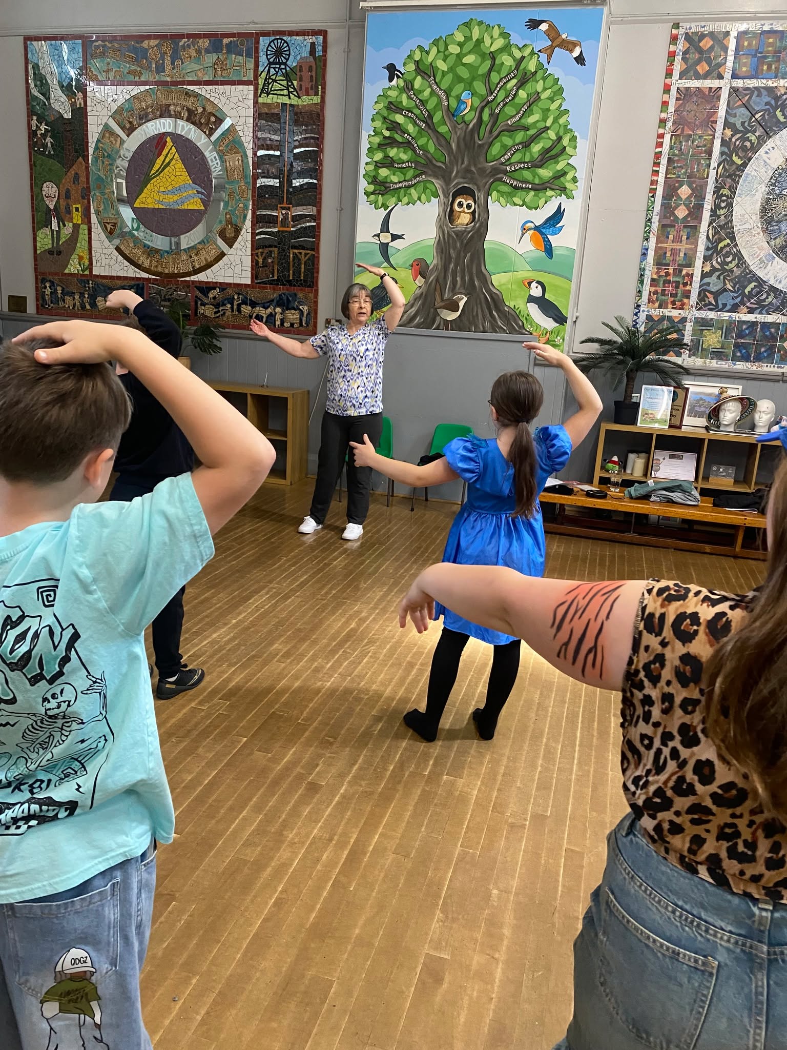 Gwyneth, who volunteers to run Tai Chi sessions for Caerphilly Miners’ Centre and Age Cymru, was recently invited to share a Tai Chi session with a class at Tŷ’n-y-Wern Primary School, whose topic this term was China. 🇨🇳
Gwyneth spoke to the pupils about the history of Tai Chi and its many wellbeing benefits before leading them through a session which everyone thoroughly enjoyed. 😊
Looking to join a Tai Chi class? We run sessions at Caerphilly Miners’ Centre:
🧘 Tai Chi Classes
📍 Mondays
12:30–1:30pm & 2–3pm
Donations to Age Cymru
Booking not required
📍 Tuesdays
6–7pm | £5
Booking not required
📍 Wednesdays
10–11am | £5
Booking not required
Everyone welcome!
Gwahoddwyd Gwyneth, sy'n gwirfoddoli i gynnal sesiynau Tai Chi ar gyfer Canolfan Y Glowyr Caerffili ac Age Cymru, yn ddiweddar i rannu sesiwn Tai Chi gyda dosbarth yn Ysgol Gynradd Tŷ’n-y-Wern, a oedd â'r pwnc y tymor hwn yn Tsieina. 🇨🇳
Siaradodd Gwyneth â'r disgyblion am hanes Tai Chi a'i fanteision lles niferus cyn eu harwain trwy sesiwn a fwynhaodd pawb yn fawr. 😊
Eisiau ymuno â dosbarth Tai Chi? Rydym yn cynnal sesiynau yng Nghanolfan Glowyr Caerffili:
🧘 Dosbarthiadau Tai Chi
📍 Dydd Llun
12:30–1:30pm a 2–3pm
Rhoddion i Age Cymru
Nid oes angen archebu
📍 Dydd Mawrth
6–7pm | £5
Nid oes angen archebu
📍 Dydd Mercher
10–11am | £5
Nid oes angen archebu
Croeso i bawb!