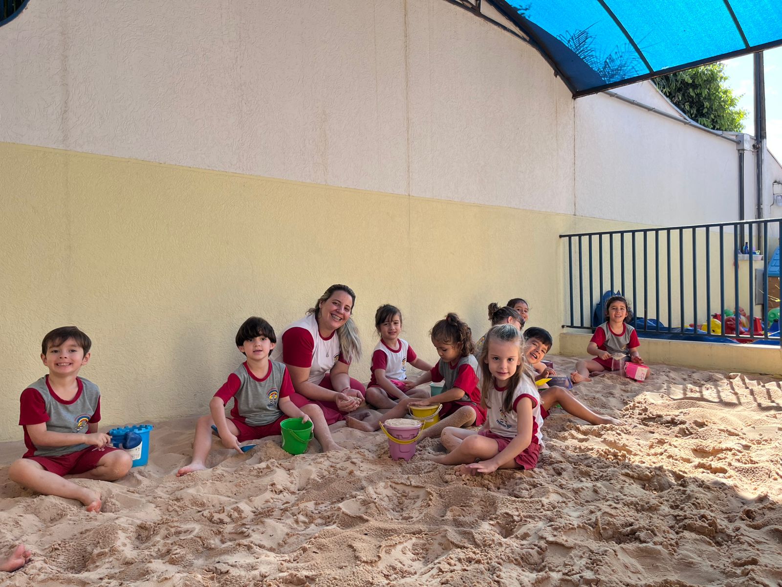 Brincar junto – Nível I e II - Integral Castelo
Os alunos do Nível I e II – Integral Castelo - participaram de momentos de muita diversão no tanque de areia, explorando texturas, criando brincadeiras e compartilhando experiências com os amigos. Mais do que brincar, essas vivências contribuem para o desenvolvimento da imaginação, da coordenação motora, da criatividade e das habilidades sociais. Ao brincar juntos, as crianças aprendem a dividir espaços, cooperar, comunicar sentimentos e fortalecer vínculos de amizade de forma leve e natural. Porque na infância, brincar também é aprender! #educaçaointegral #tanquedeareia #brincarjunto #habilidadessociais #primeirospassos #primeirospassoscqb