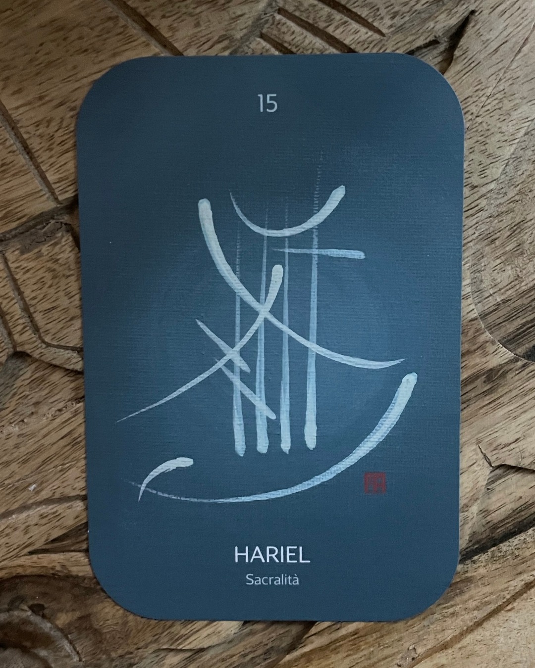 ✨ Angelo 15 — Hariel
Parola chiave: Sacralità
Hariel porta con sé la qualità della sacralità, un invito a riconoscere che ogni gesto della vita quotidiana può diventare un atto di presenza consapevole, uno spartito in cui il gioco e il sacro si incontrano e si trasformano l'uno nell'altro.
Entrare nel campo di questo angelo significa portare ordine e bellezza nella materia, lasciando che ogni parola e ogni movimento aprano un portale di significato, risuonando con la qualità di ciò che vogliamo incarnare nel mondo.
È un invito a coltivare purezza interiore e chiarezza mentale, sapendo che la sacralità non abita i luoghi straordinari ma si rivela nella qualità dell'attenzione con cui attraversiamo la scena ordinaria della nostra vita.
✨ Dati tradizionali
Coro angelico: Cherubini
Giorni di reggenza: 1 – 6 giugno
Giorni ulteriori: 18 giugno, 1 settembre, 13 novembre, 25 gennaio, 4 aprile
Fascia oraria: 04:40 – 05:00
Gradi zodiacali: 10° – 15° dei Gemelli
Elemento: Aria
Qualità riconosciute: purificazione interiore, chiarezza mentale, liberazione dalle abitudini negative
✨ I 72 Custodi di Luce
Ogni cinque giorni di reggenza condividiamo con voi l'Angelo che attraversa il tempo che stiamo vivendo. Secondo la tradizione dei 72 nomi angelici, ogni ciclo porta con sé una qualità della luce diversa, una frequenza che vogliamo invitarti a riconoscere e scegliere di incarnare nella tua Vita.
Le Carte dei 72 Custodi di Luce sono accompagnate da un libro con i messaggi completi di ogni Angelo. Se desideri lavorare con queste energie nella tua pratica personale, puoi trovare le carte sul sito STEFANIAZANI.IT nella sezione CARTE.
In quale gesto semplice della tua giornata puoi scegliere di portare la qualità del sacro?