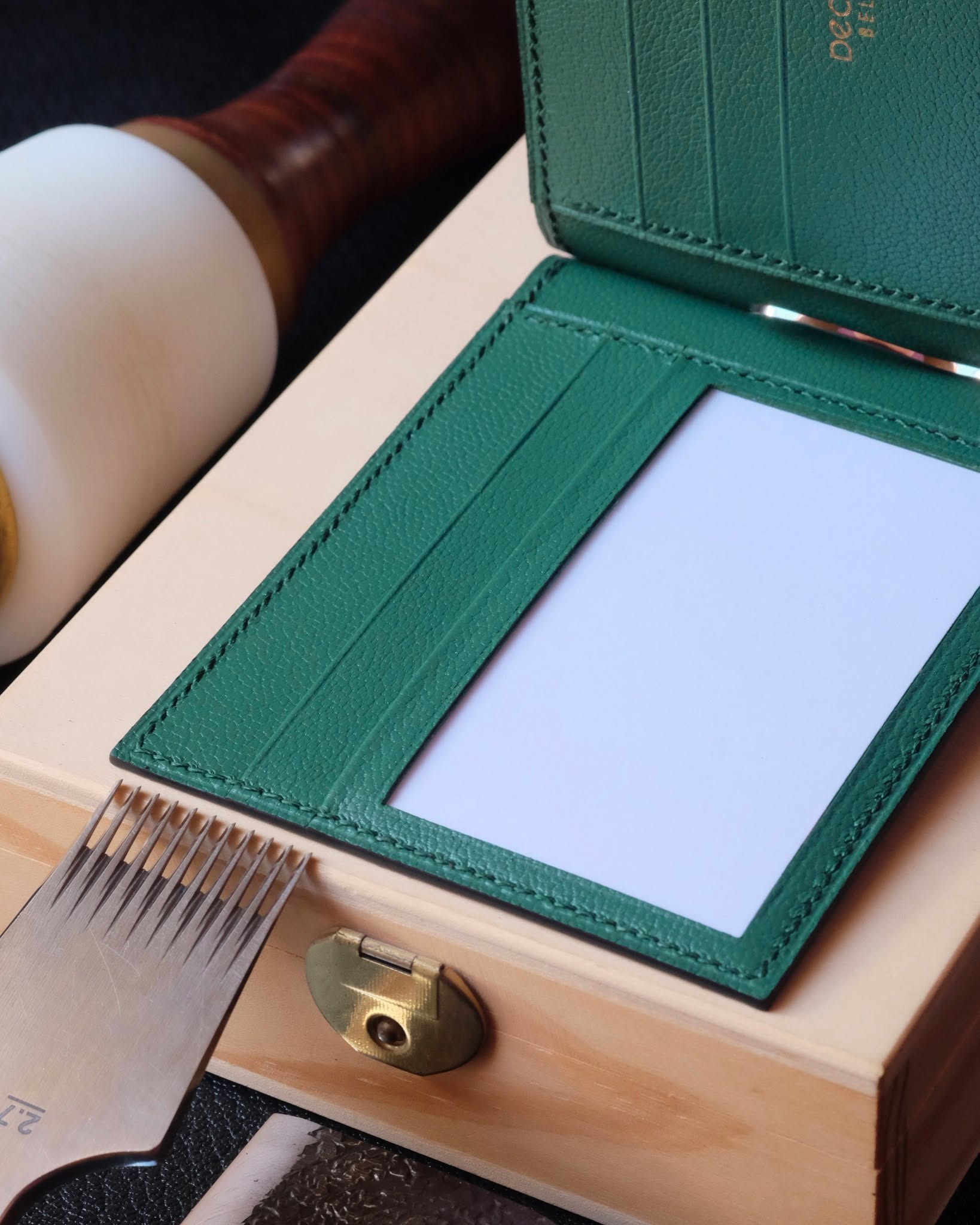 đ§đŞđđť Cousu main en Belgique
â˘
Portefeuille no. 40 avec fenêtre transparante entièrement fait main et cousu main en cuir de veau lisse Baranil noir, intÊrieur en chèvre Sully sapin, fil de lin deep green, peinture des bords noire et initiales en or vÊritable 22k.
â˘
#atelierdecoster #decoster #artisan #handmade #handstiched #handmadeinbelgium #madeinbelgium
â˘
#handmadewallet #bespokewallet #customwallet #handmadeleatherwallet
â˘
#baranilleather #baranilcalf #baranil #moneyclipwallet