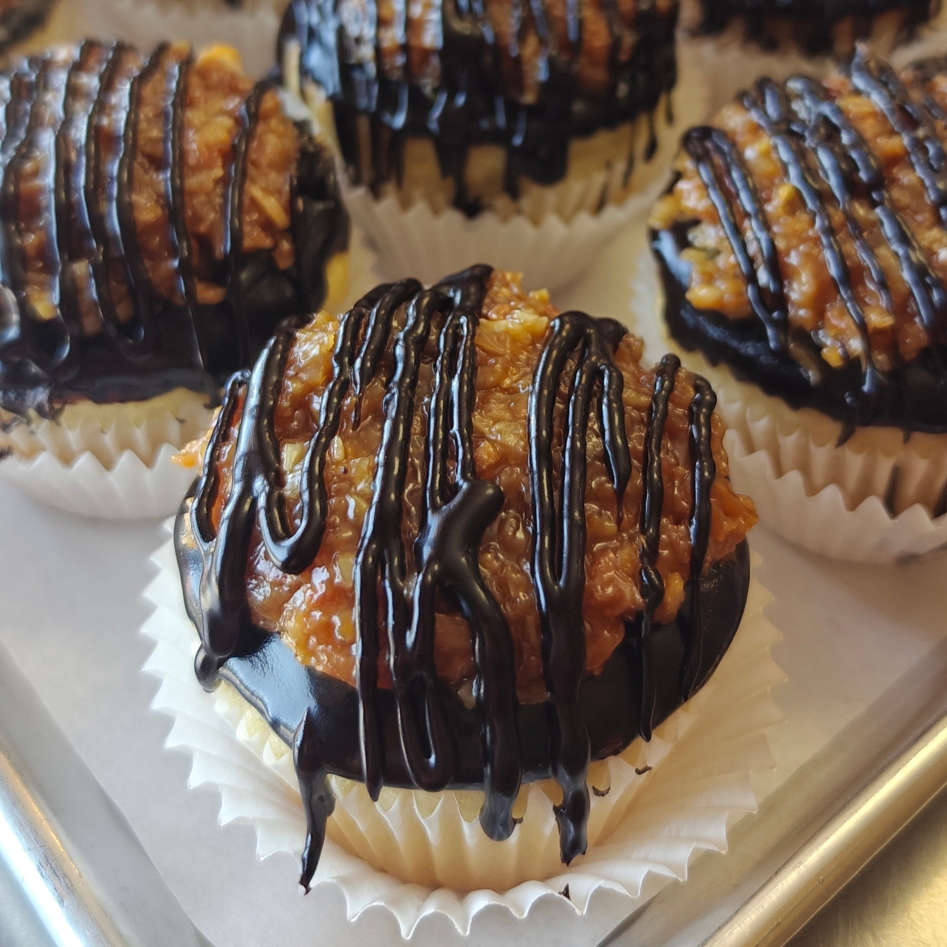 Some cupcakes are extra… and this one fully embraces it. 😉🥥🍫
Meet our new Samoa Cupcake — soft vanilla cake topped with rich chocolate ganache, then layered with gooey caramel, toasted coconut, and a chocolate drizzle for the ultimate sweet combo.
It’s chocolatey, caramel-y, coconut-y, and just the right amount of over-the-top.
Basically, if your favorite cookie turned into a cupcake and decided to live its best life… this would be it.
#senzaglutenfree #glutenfreebakery #samoacupcake #chocolateandcaramel #coconutlover #glutenfreedessert #vegaslocals #glutenfreevegas #glutenfreelife