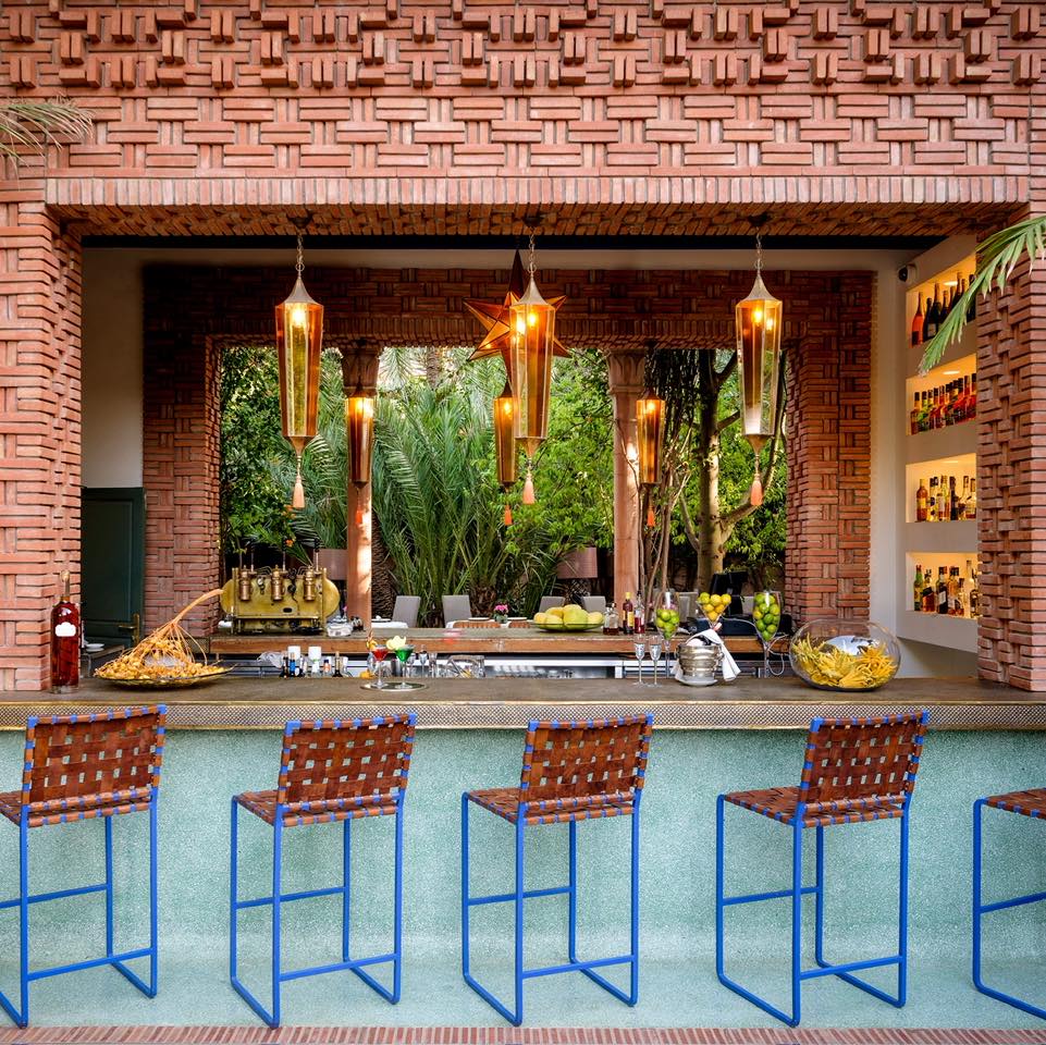 At the heart of Dar Rhizlane, the bar becomes a meeting place where Moroccan craftsmanship and contemporary elegance come together effortlessly. From the warm glow of the hanging lanterns to the lush gardens surrounding the terrace, every detail creates an atmosphere designed for slow evenings and unforgettable conversations.
Whether enjoying a signature cocktail at sunset, a quiet afternoon in the shade or an aperitif before dinner, this hidden corner of the house invites you to experience Marrakech in its most refined and intimate form.
#DarRhizlane #Marrakech #LuxuryHotel #MarrakechBar #MoroccanDesign #BoutiqueHotel #CocktailTime #LuxuryTravel
