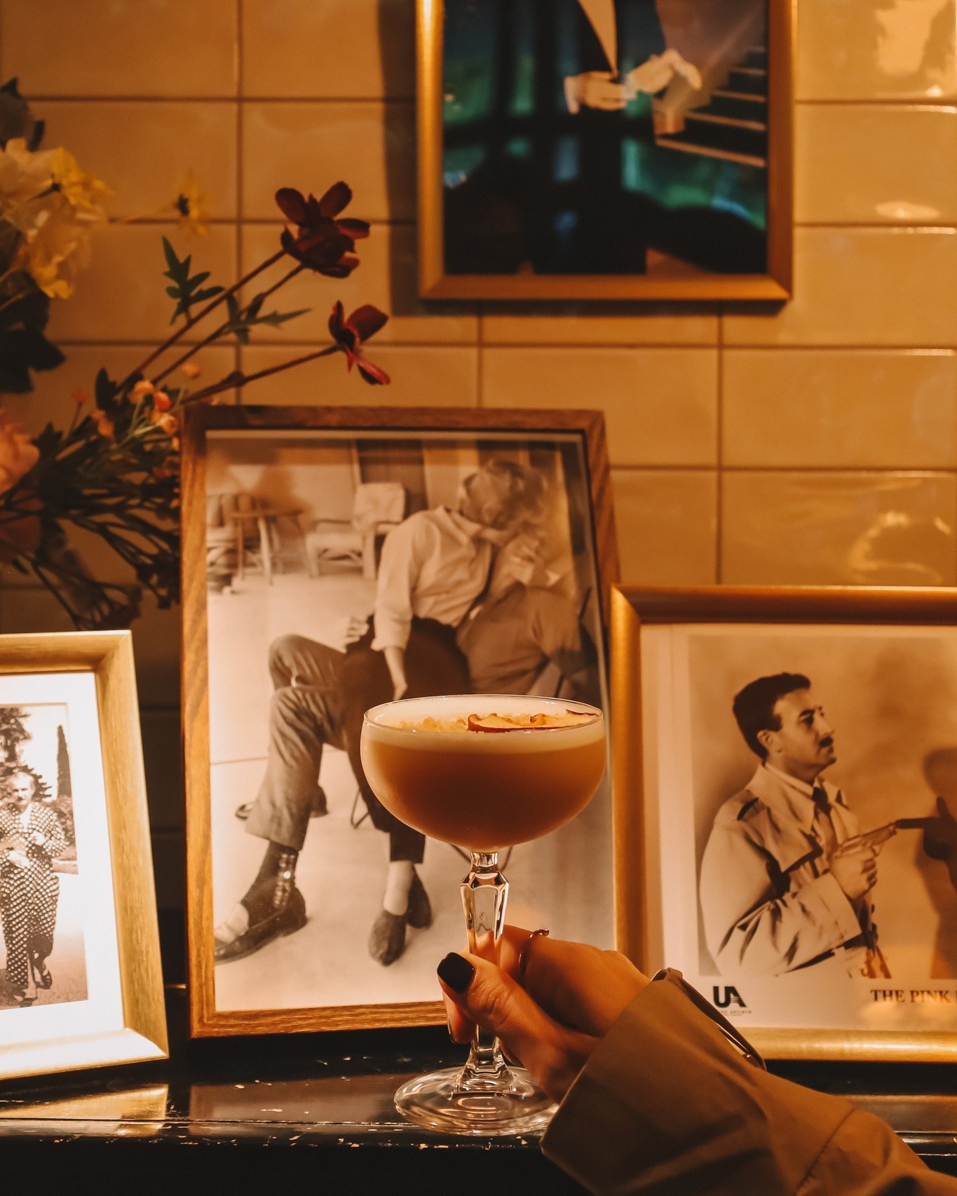 Sipping into the night: a cocktail kind of evening. ✨🌙
#szepilona #szepilonabisztro #budapest #buda #szeretnikellazéletet #cocktail #cocktailsofinstagram