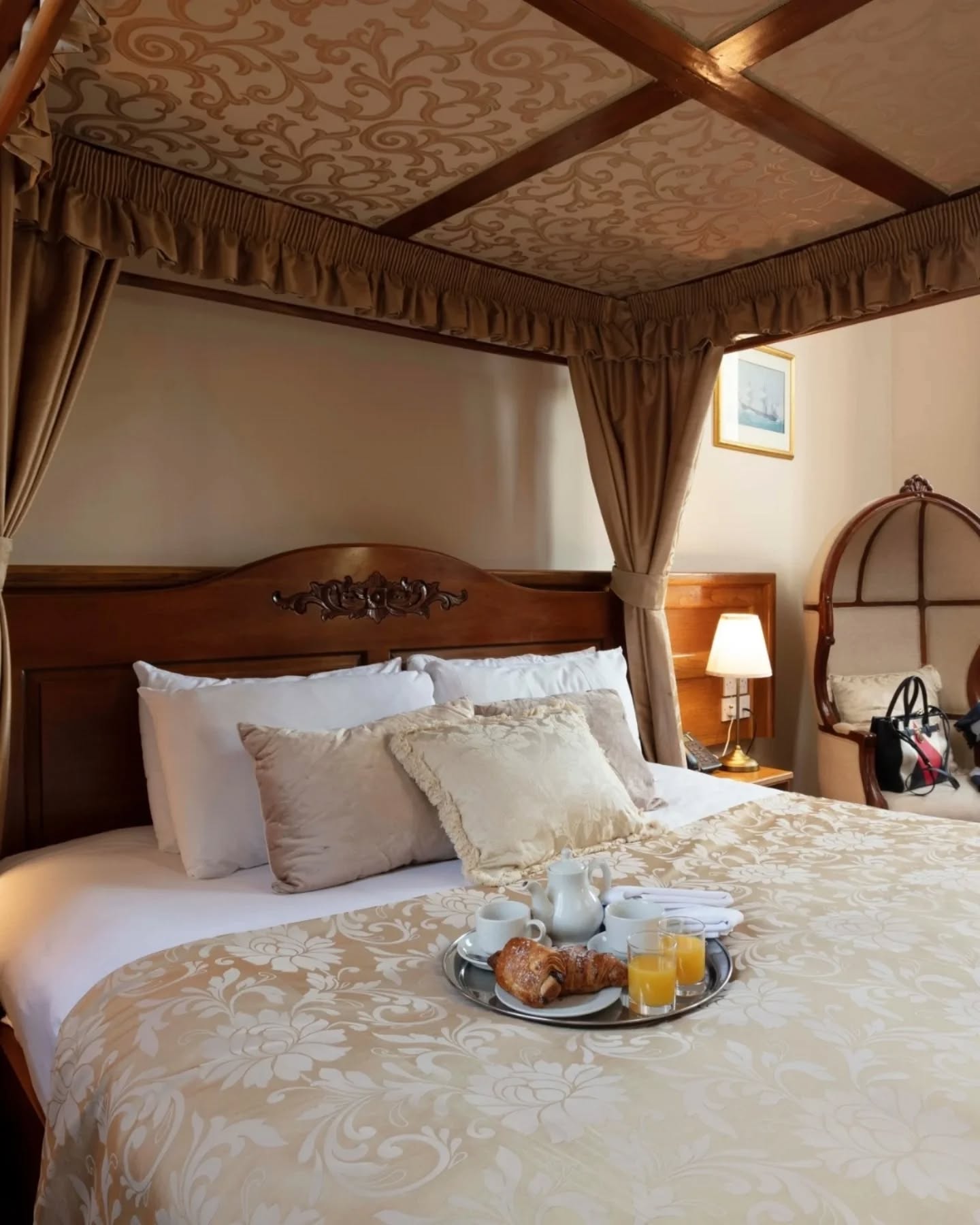 Not your average hotel stay 🗝️✨
Scholars Townhouse Hotel in Drogheda is one of those places you just have to experience to believe. Built in 1867 and designed by world-famous architects Ashlin and Pugin, the striking red brick exterior gives way to 16 beautifully unique boutique bedrooms; each with its own personality, its own story, its own character,
Think four-poster beds, leather armchairs, candlelit corridors, bubbles on arrival and old world charm 🍾
Whether you're planning a romantic escape, a long overdue treat-yourself weekend, or just somewhere genuinely special to lay your head while exploring Co. Louth, this is your place.
📍 King Street, Drogheda, Co. Louth
🛏️ 16 unique boutique rooms
🔗 Discover all the wonderful places to stay in County Louth at visitlouth.ie/stay
#ScholarsHotel #VisitLouth #Drogheda #CountyLouth #BoutiqueHotel
Credit Scholars Townhouse Hotel