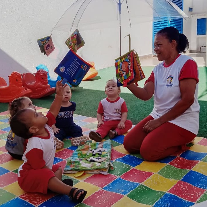 Descobrindo histórias – Berçário - Castelo
Os alunos do Berçário – Castelo - participaram de um momento encantador de exploração literária. Utilizando uma sombrinha repleta de livros pendurados, as professoras despertaram a curiosidade dos pequenos, convidando-os a observar, tocar, folhear e interagir com as histórias e seus personagens. Muito além da leitura, essa vivência estimula o desenvolvimento da linguagem, da imaginação, da atenção e da coordenação motora, além de fortalecer o vínculo afetivo com os livros desde a primeira infância. Entre páginas, cores e descobertas, os bebês vão construindo experiências que despertam o prazer pela leitura e ampliam seu conhecimento sobre o mundo ao seu redor. #horadaleitura #berçario #descobrindohistorias #pequenosleitores #horadaleitura #primeirospassos #primeirospassoscqb