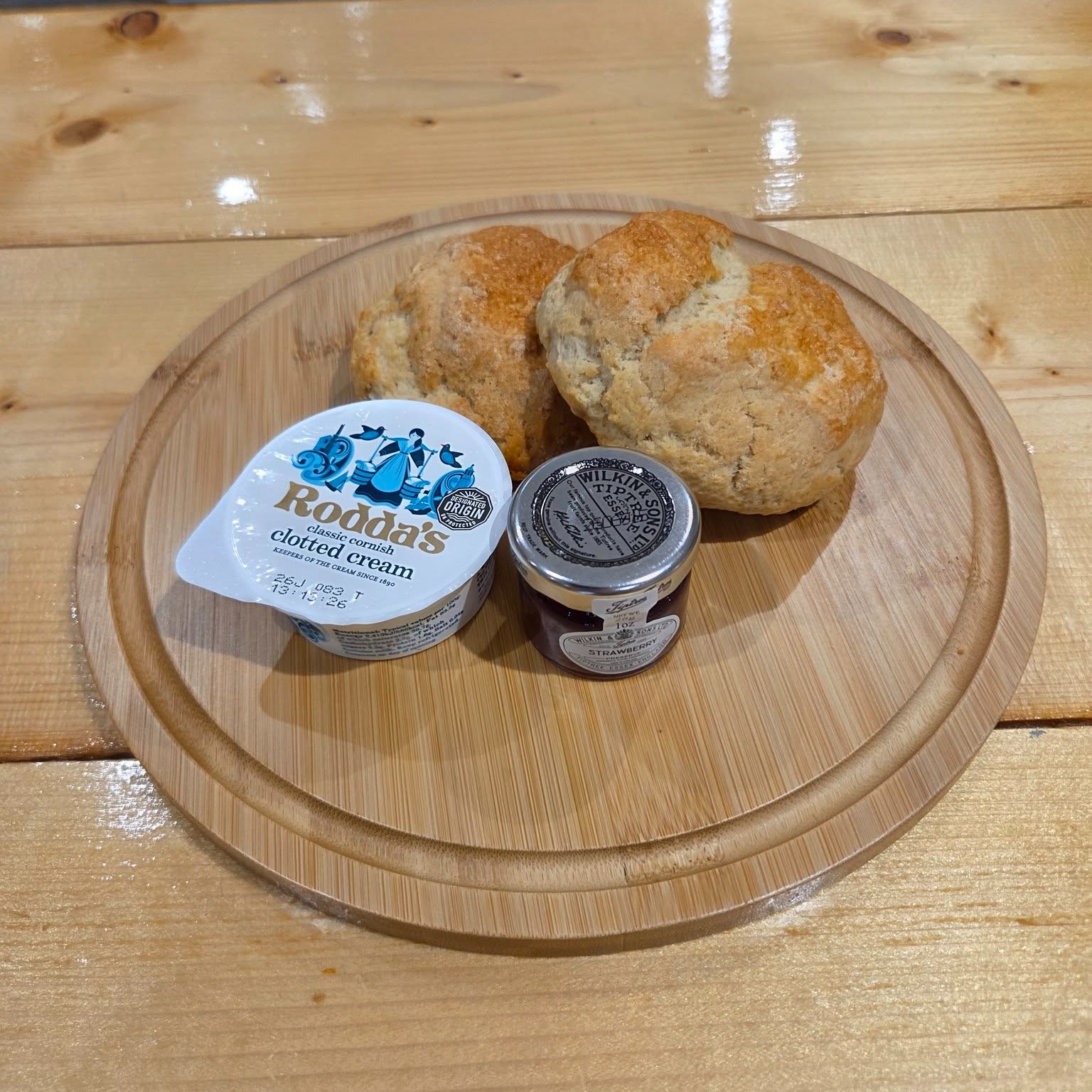 A little after-school treat at the farm 🌾☕
Looking for somewhere simple to take the children after school?
Pop into the farm shop, let the children enjoy the play area, and treat yourself to a tea or coffee while they burn off some energy.
We’ve also got milkshakes, cakes, cream teas and plenty of farm shop goodies available to eat in or take away.
A nice little outing without having to plan a full day out.
We’d love to see you at Little Clayhill Farm Shop