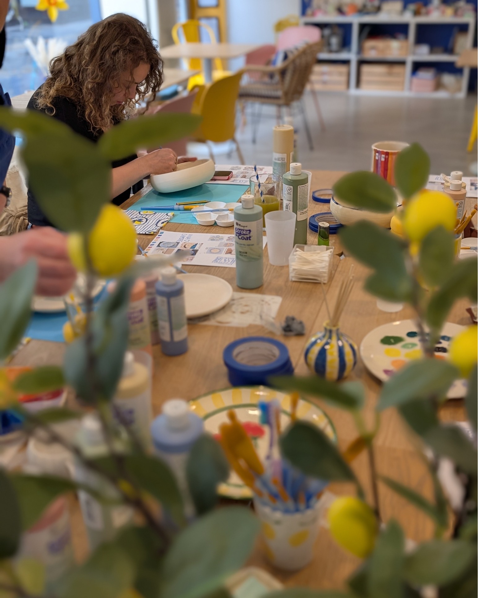 Dump Mai 🌼
1- Notre soirée peinture sur céramique Dolce Vita 🍋
2- L'été arrive à l'atelier avec vos céramiques 🦀
3- L'atelier encadré broderie perle 🪡
4- On teste des nouvelles techniques (ça arrive bientôt) 😉
5- L'avant/Après en céramique 🎨
6- L'atelier encadré modelage avec@mia.ceramique 🤩
#tours #ateliercréatif #créative #dump #événement