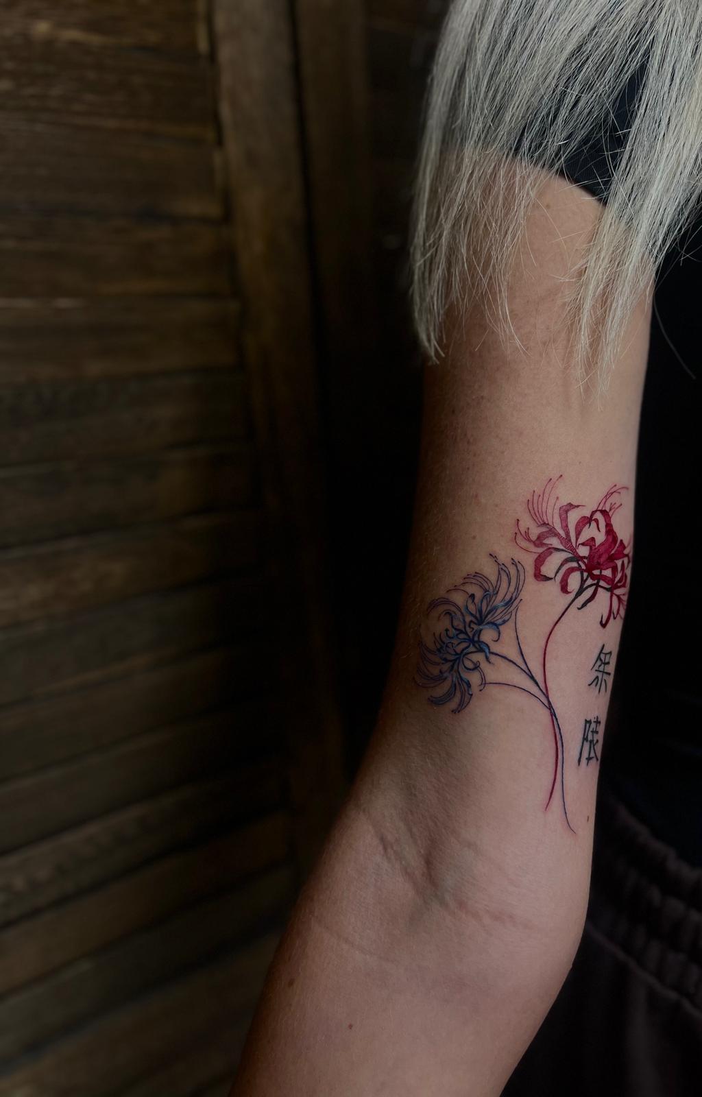 Letti steht für kreative Tattoo-Kunst mit Feingefühl – von filigranen Fine-Line-Arbeiten und feinen Linien bis hin zu ausdrucksstarken Schattierungen, die jedem Motiv Persönlichkeit und Tiefe verleihen.
✨ Feine Linien. Kreative Ideen. Ausdrucksstarke Schattierungen. ✨
Jedes Tattoo erzählt seine eigene Geschichte. Mit einem kreativen Blick für Ästhetik, harmonische Kompositionen und liebevolle Details erschafft Letti individuelle Kunstwerke, die unter die Haut gehen.
Ob zarte Fine-Line-Designs, filigrane Motive mit feinen Linien oder Tattoos mit charakterstarken Schattierungen – jedes Projekt wird mit Präzision, Kreativität und Leidenschaft umgesetzt.
🖤 Fine Line & feine Linien
🖤 Kreative, individuelle Designs
🖤 Ausdrucksstarke Schattierungen
🖤 Mit Liebe zum Detail
Termin-Anfragen gerne per DM. ✨
#Tattoostudio #tattooinspiration #TattooStudio #DCTattoo #tattoostudio #TattooInspiration #TattooArtists #Zeltweg #inkedcommunity #tattoolovers #Steiermark #murtal #TattooArt #tattoovibes #Tattoo #tattoolove #TattooAustria #InkAddict #BodyArt #tattooartist