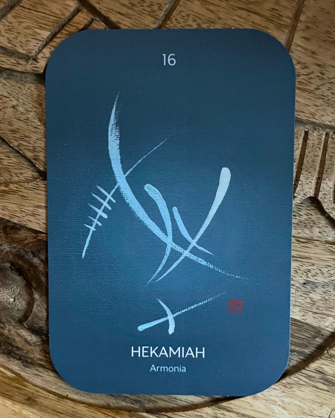 ✨ Angelo 16 — Hekamiah
Parola chiave: Armonia
Hekamiah porta con sé la qualità dell'armonia, un invito a riconoscere che ogni trasformazione si compie nel lasciare andare ciò che ha già vissuto il suo tempo, aprendo spazio alla vera essenza che attende di emergere viva e intera.
Entrare nel campo di questo angelo significa offrirsi come canale di rinnovamento, lasciando che l'energia si riallinei e si rigeneri, sapendo che ogni dissonanza porta in sé il seme del suo stesso riequilibrio.
È un invito a coltivare lealtà e nobiltà d'animo, riconoscendo che l'armonia autentica nasce quando scegliamo di restare fedeli alla sorgente di ciò che siamo, anche attraverso i passaggi di trasformazione più profondi.
✨ Dati tradizionali
Coro angelico: Cherubini
Giorni di reggenza: 6 – 11 giugno
Giorni ulteriori: 19 giugno, 2 settembre, 14 novembre, 24 gennaio, 5 aprile
Fascia oraria: 05:00 – 05:40
Gradi zodiacali: 15° – 20° dei Gemelli
Elemento: Aria
Qualità riconosciute: lealtà, audacia, nobiltà d'animo, protezione dalle ingiustizie
✨ I 72 Custodi di Luce
Ogni cinque giorni di reggenza condividiamo con voi l'Angelo che attraversa il tempo che stiamo vivendo. Secondo la tradizione dei 72 nomi angelici, ogni ciclo porta con sé una qualità della luce diversa, una frequenza che vogliamo invitarti a riconoscere e scegliere di incarnare nella tua Vita.
Le Carte dei 72 Custodi di Luce sono accompagnate da un libro con i messaggi completi di ogni Angelo. Se desideri lavorare con queste energie nella tua pratica personale, puoi trovare le carte sul sito STEFANIAZANI.IT nella sezione CARTE.
In quale area della tua vita senti che è tempo di lasciare andare qualcosa per ritrovare la tua armonia più autentica?