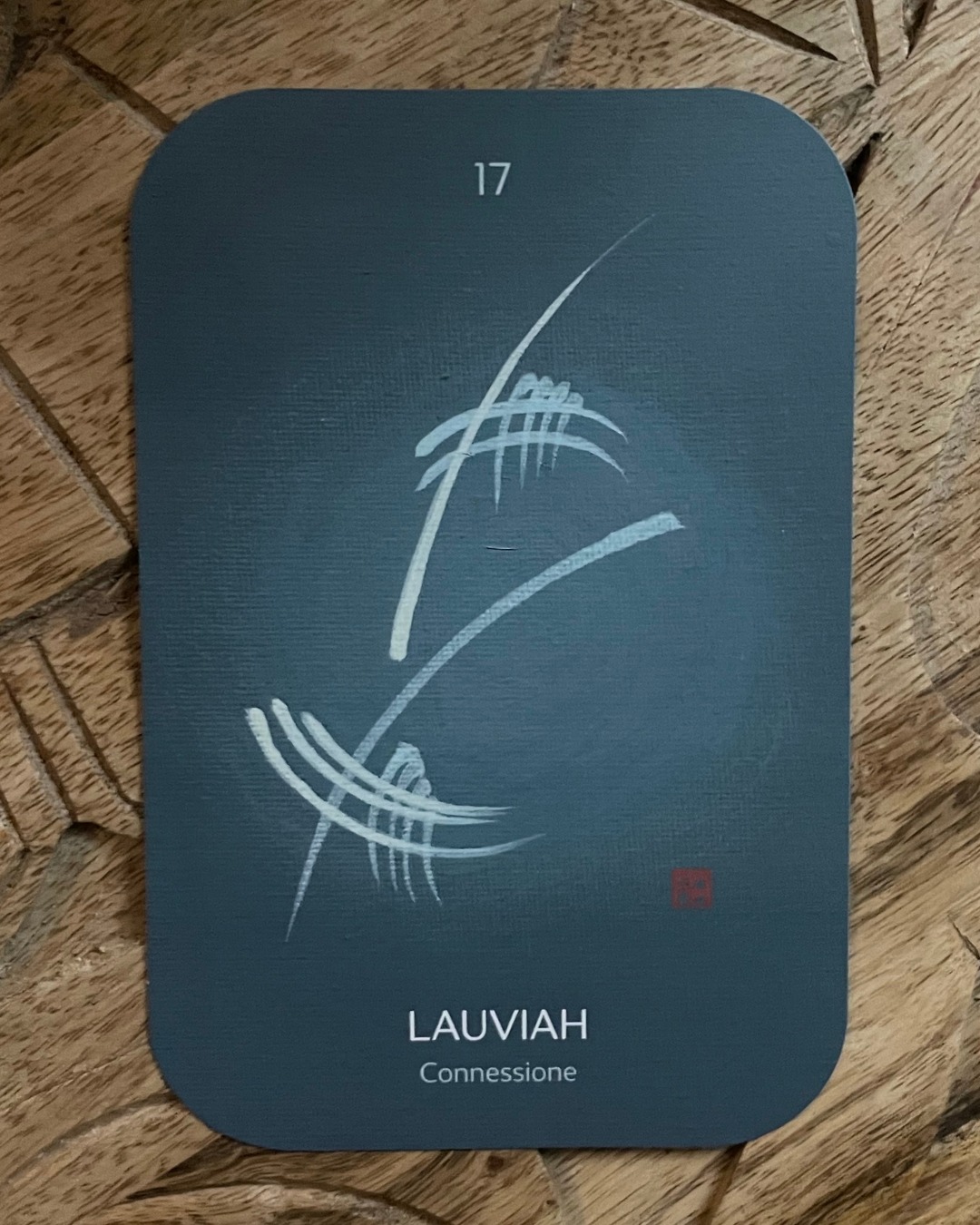 ✨ Angelo 17 — Lauviah
Parola chiave: Connessione
Lauviah porta con sé la qualità della connessione, un invito a riconoscere che ogni passo è un ponte tra cielo e terra, e che la propria presenza sostiene chi cammina accanto così come la presenza degli altri apre la via a ciò che da soli non potremmo vedere.
Entrare nel campo di questo angelo significa onorare l'equilibrio tra ciò che si eleva dentro e ciò che lega agli altri, affidandosi al ritmo di un'armonia condivisa in cui ogni anima è al tempo stesso guida e compagna.
È un invito a coltivare la capacità di ricevere i segni che la vita quotidiana porta con sé, sapendo che la connessione autentica abita tanto nei sogni quanto nei gesti semplici di chi sceglie di camminare con presenza e apertura.
✨ Dati tradizionali
Coro angelico: Troni
Giorni di reggenza: 11 – 16 giugno
Giorni ulteriori: 20 giugno, 3 settembre, 15 novembre, 25 gennaio, 6 aprile
Fascia oraria: 05:20 – 05:40
Gradi zodiacali: 20° – 25° dei Gemelli
Elemento: Aria
Qualità riconosciute: rivelazione, comprensione dei messaggi nei sogni, interpretazione dei segni della vita quotidiana
✨ I 72 Custodi di Luce
Ogni cinque giorni di reggenza condividiamo con voi l'Angelo che attraversa il tempo che stiamo vivendo. Secondo la tradizione dei 72 nomi angelici, ogni ciclo porta con sé una qualità della luce diversa, una frequenza che vogliamo invitarti a riconoscere e scegliere di incarnare nella tua Vita.
Le Carte dei 72 Custodi di Luce sono accompagnate da un libro con i messaggi completi di ogni Angelo. Se desideri lavorare con queste energie nella tua pratica personale, puoi trovare le carte sul sito STEFANIAZANI.IT nella sezione CARTE.
In quale relazione della tua vita senti che la tua presenza può essere oggi un ponte di luce per qualcun altro?