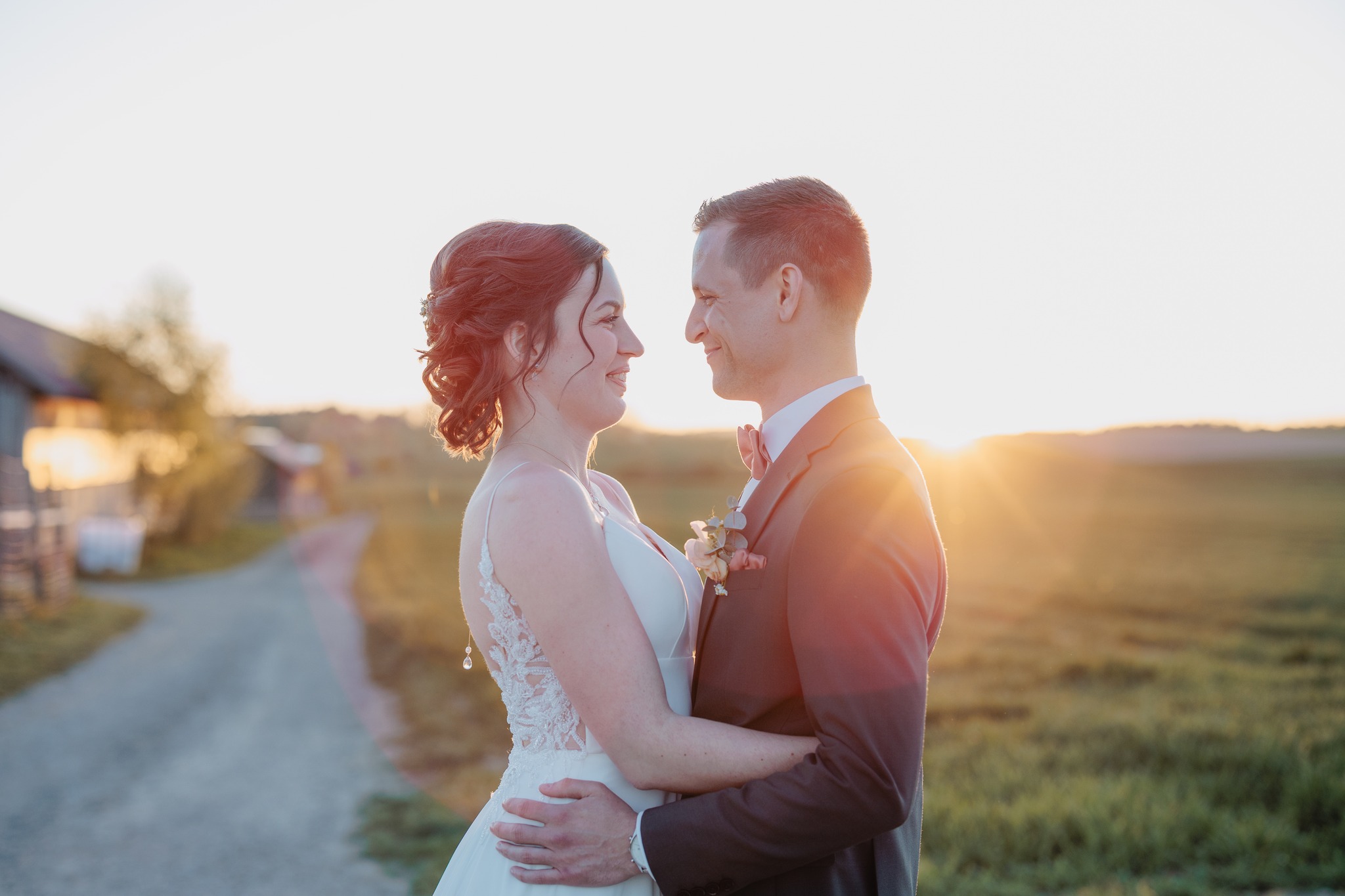 ✨"Für immer" beginnt in den kleinen Momenten ✨
Zwischen all den großen Momenten einer Hochzeit sind es oft die kleinen Augenblicke, die bleiben.
Ein Blick. Ein Lächeln. Die letzten Sonnenstrahlen des Tages. 🤍
Genau diese Erinnerungen liebe ich am meisten.