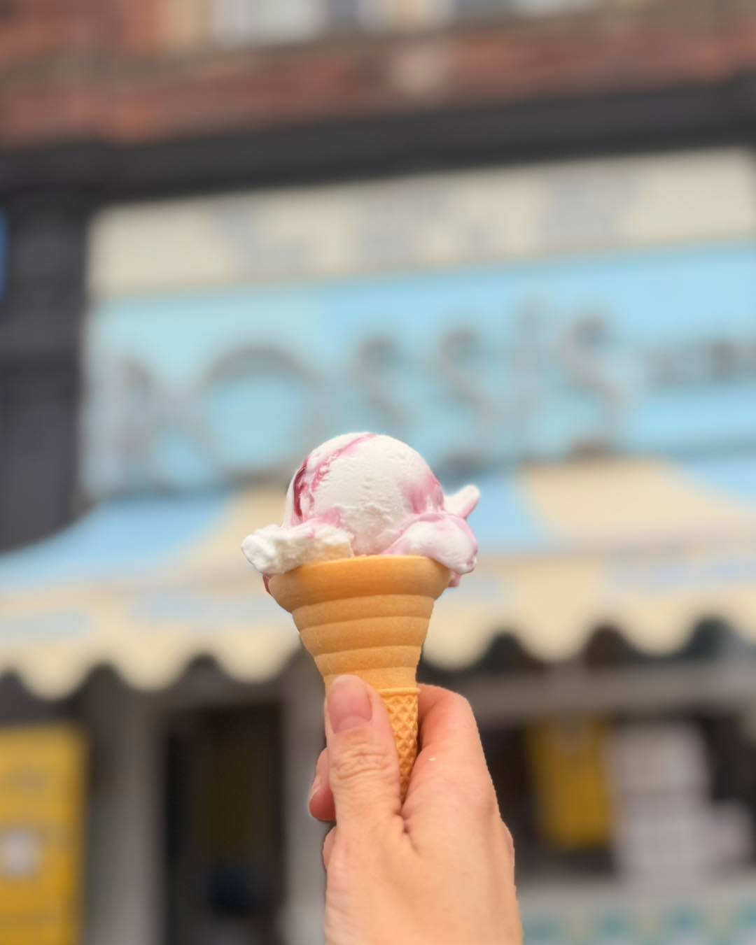 Today’s Flavours
🤍 Natural
🩷 Raspberry Ripple
💚 Pistachio Ripple
🤎 Coffee
🧡 Vegan Brown Sugar