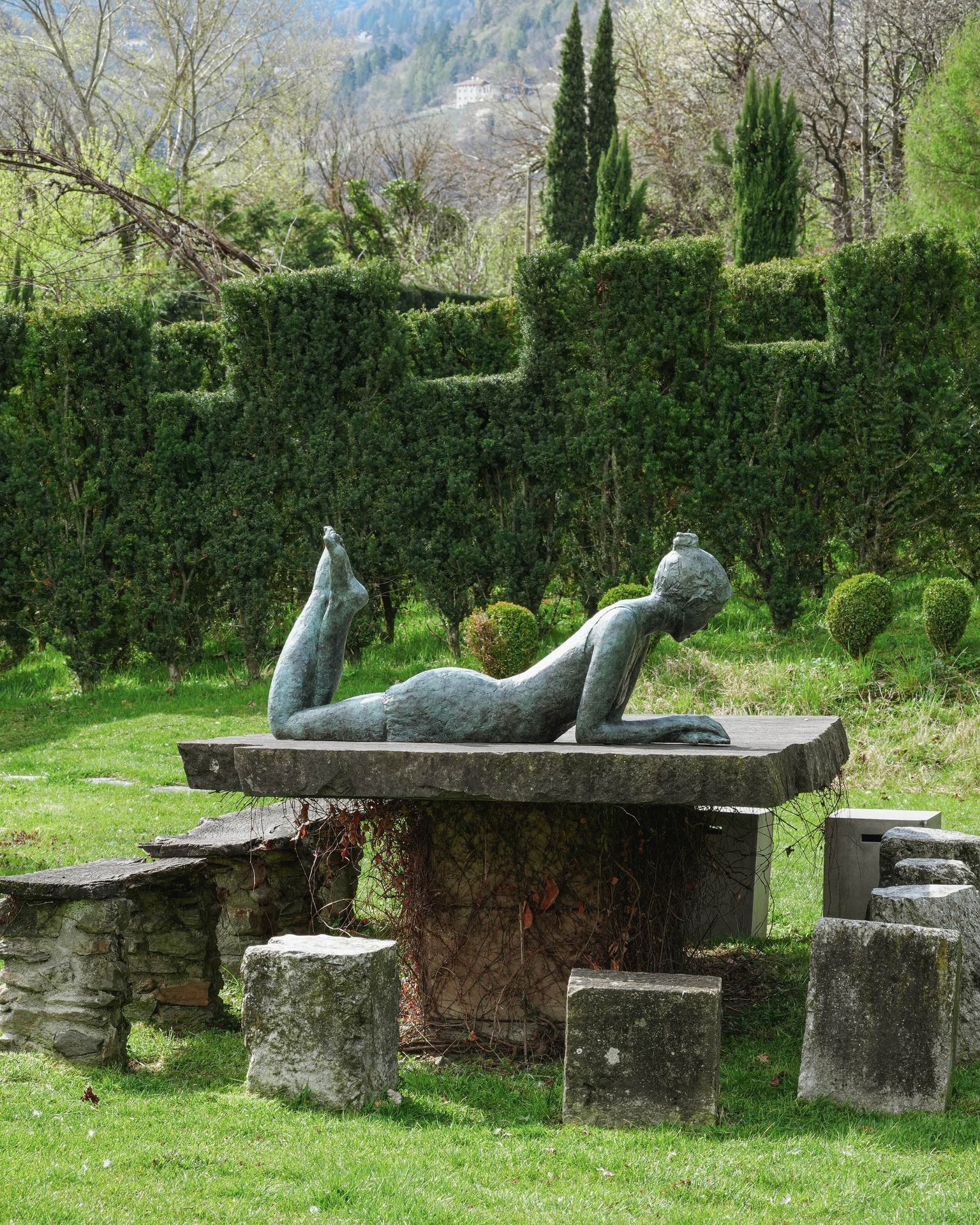 𝗔𝘂𝘀𝘇𝗲𝗶𝘁 - Kraißer Susanne
📍 Zu sehen in der Jahresausstellung „FRAUEN“
im Kunstgarten des Kränzelhofs, Tscherms
#KArt #FRAUEN2026 #KraißerSusanne #Auszeit #Skulptur #ContemporaryArt #KunstUndNatur #Kunstgarten #Südtirol #ArtInNature #KunstErleben