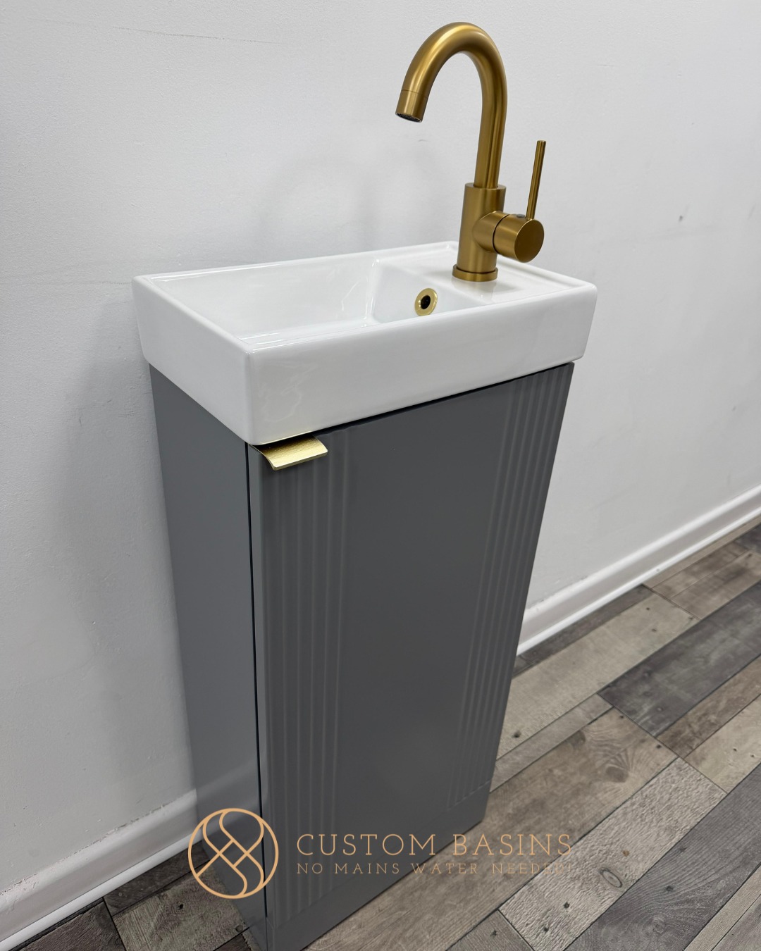 Here’s another look at this little grey and gold number!
Our 400mm ridged unit finished with a brushed gold tap is proof that compact can still make a statement.
Perfect for smaller spaces, while still providing reliable hot and cold running water without plumbing 👌🏼
Would this one suit your space?
#portablesink #nomainswaterconnection #nonplumbedsink #portablebasin #selfcontainedsink